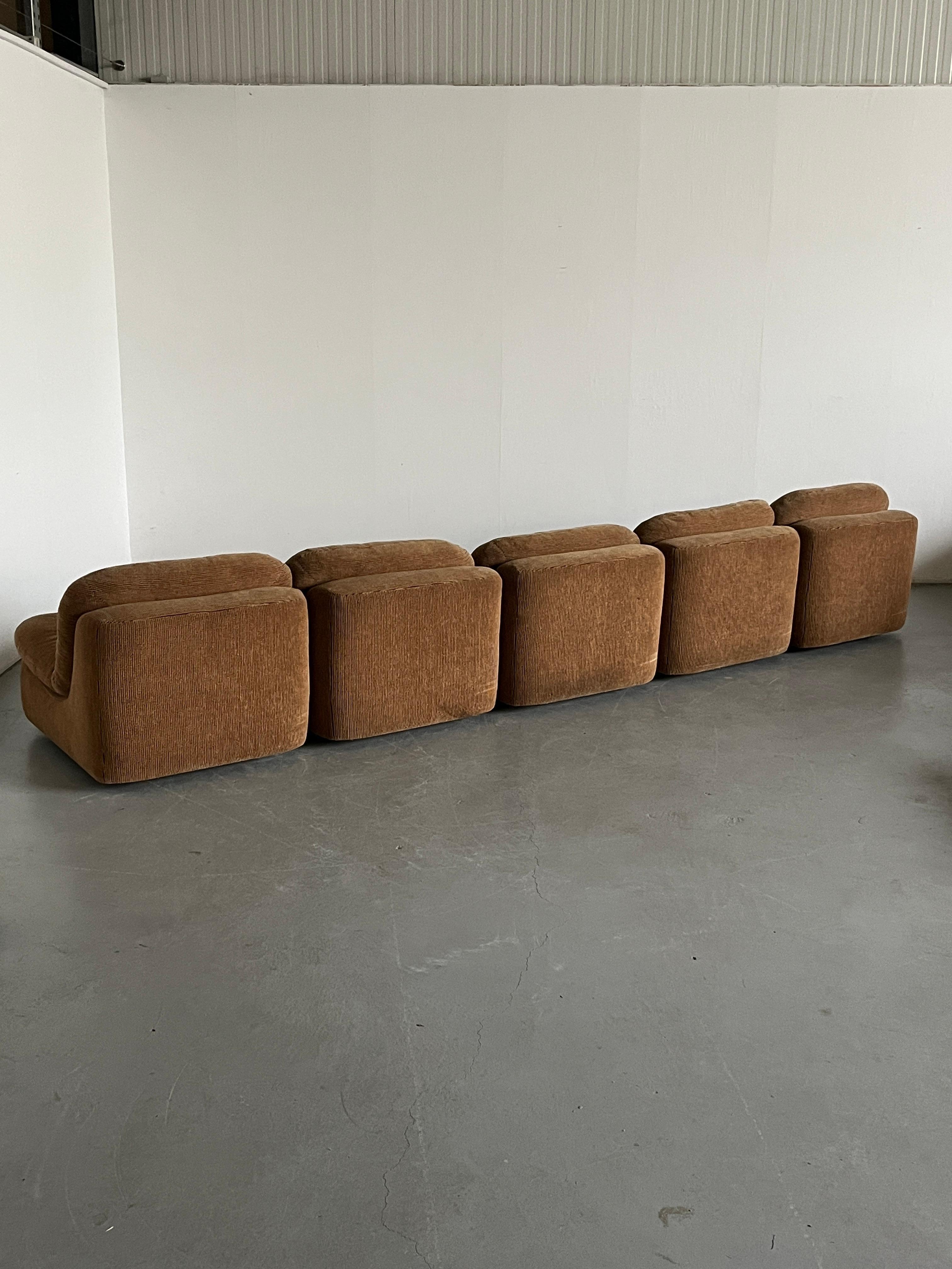 Ensemble de sièges et table basses de six pièces du milieu du siècle en velours côtelé beige touffeté, années 70 Bon état - En vente à Zagreb, HR