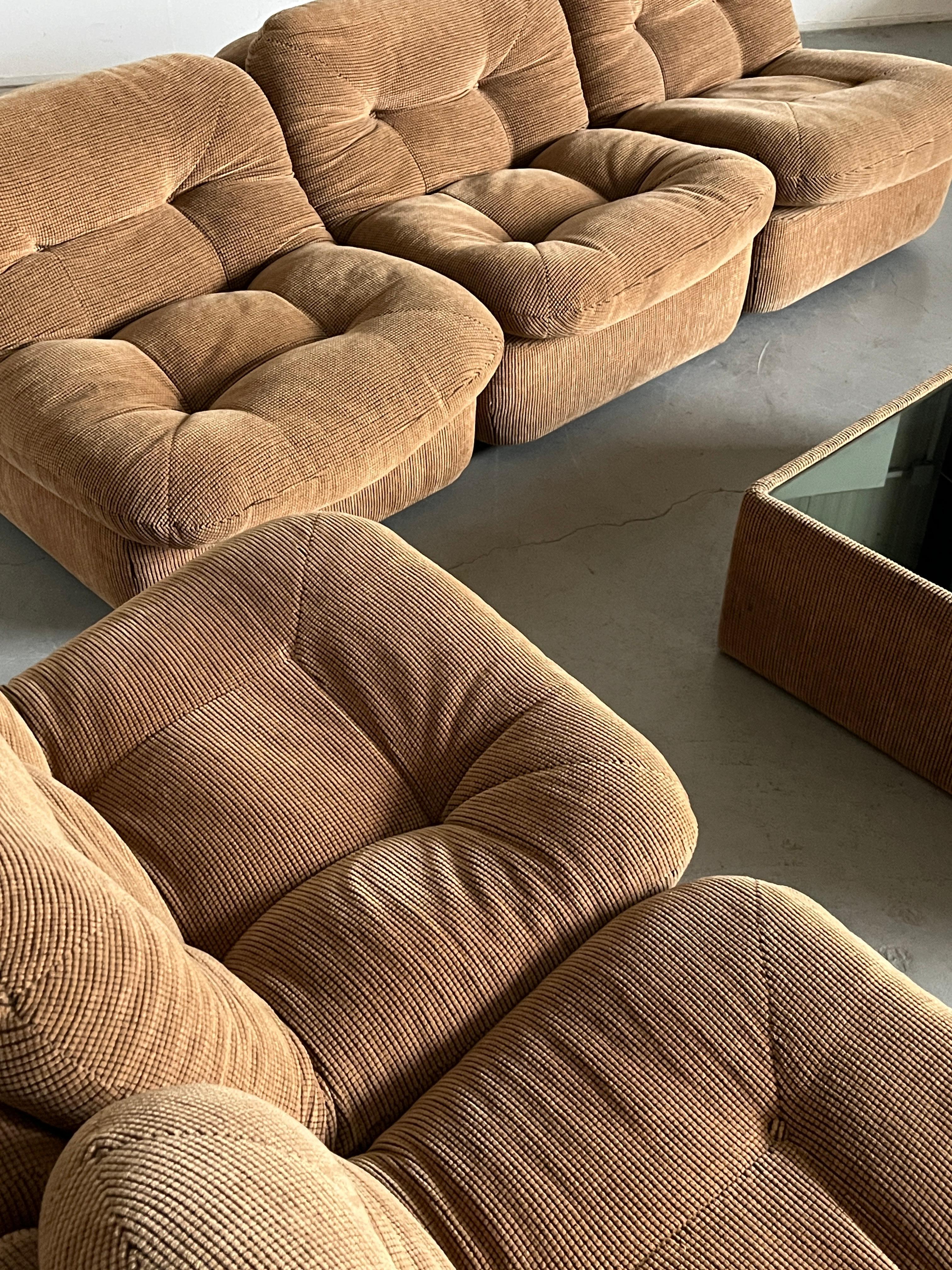 Fin du 20e siècle Ensemble de sièges et table basses de six pièces du milieu du siècle en velours côtelé beige touffeté, années 70 en vente