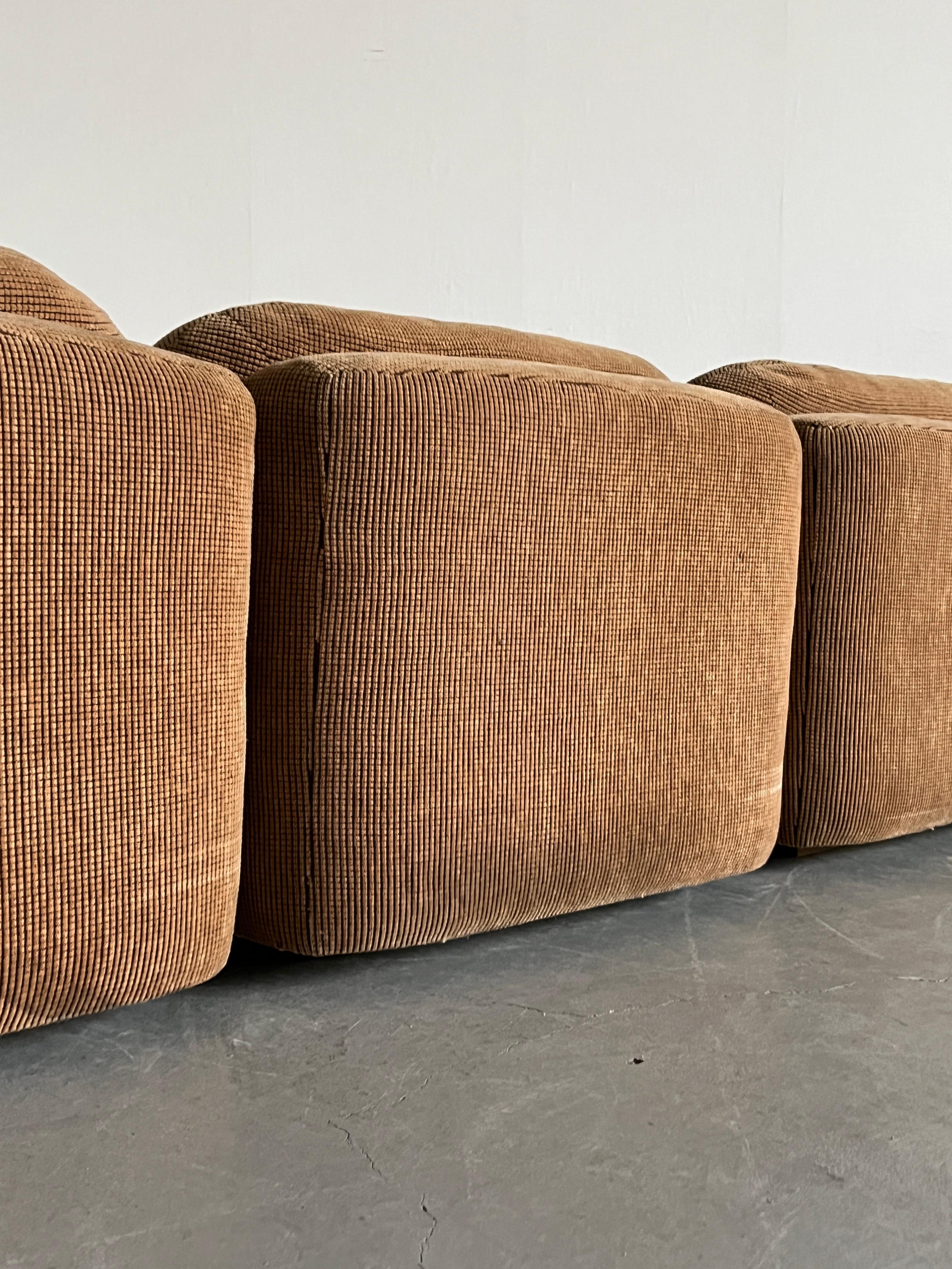 Tissu Ensemble de sièges et table basses de six pièces du milieu du siècle en velours côtelé beige touffeté, années 70 en vente