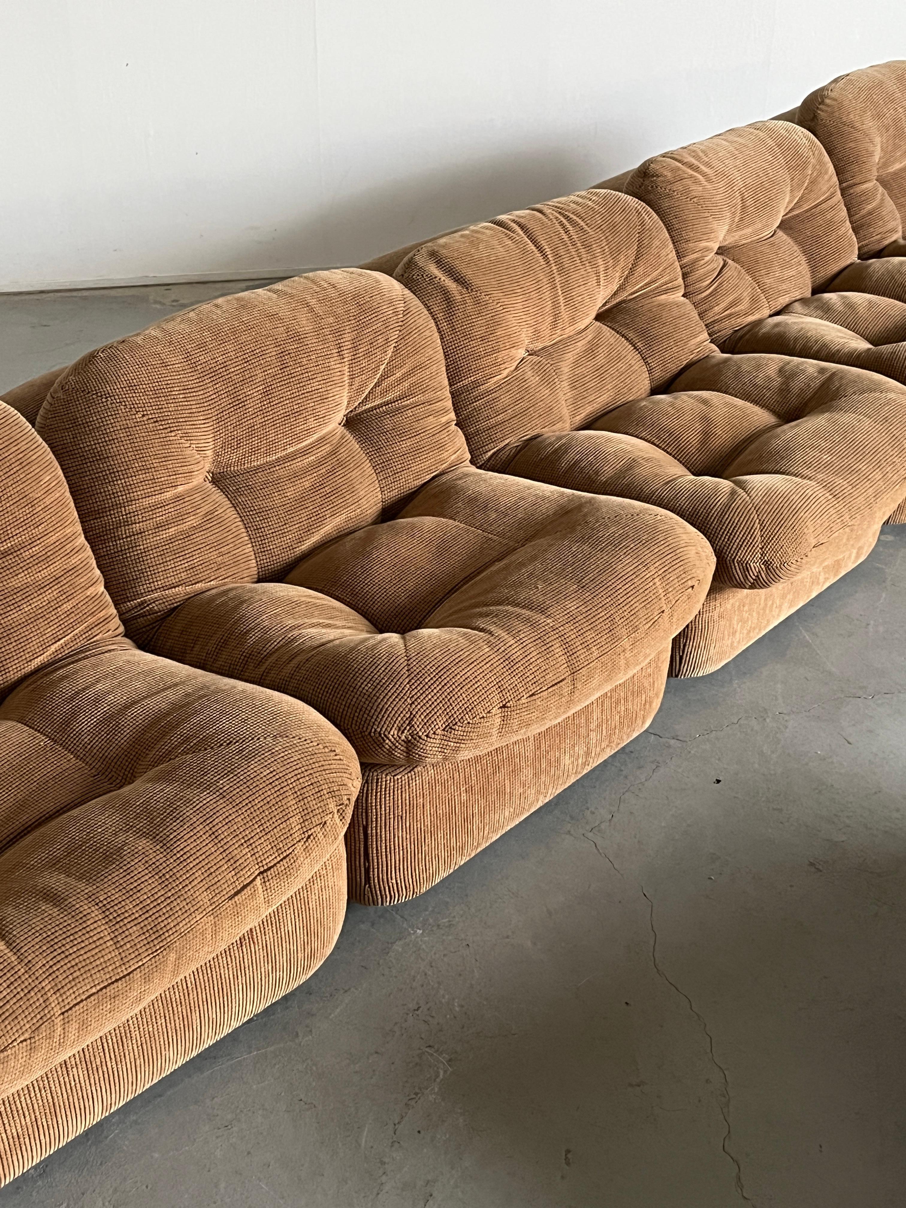 Ensemble de sièges et table basses de six pièces du milieu du siècle en velours côtelé beige touffeté, années 70 en vente 1