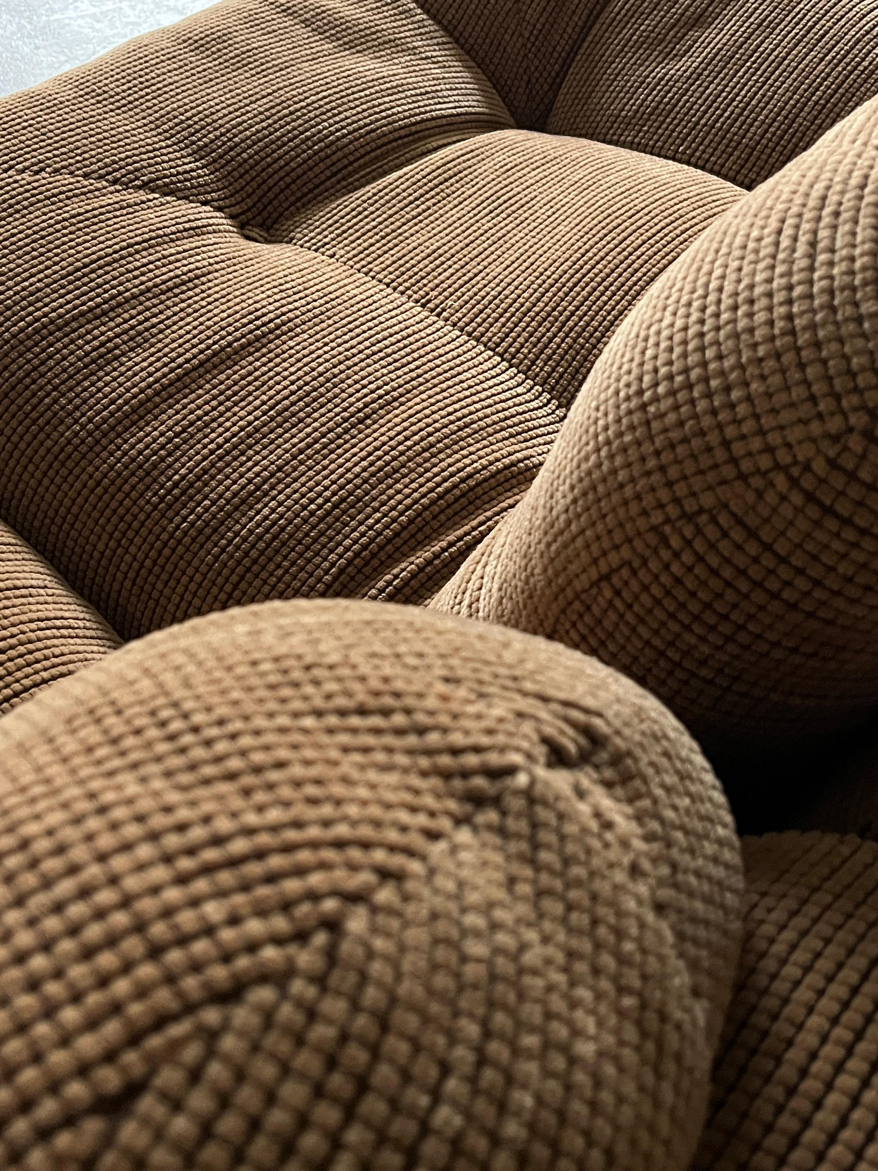 Ensemble de sièges et table basses de six pièces du milieu du siècle en velours côtelé beige touffeté, années 70 en vente 2