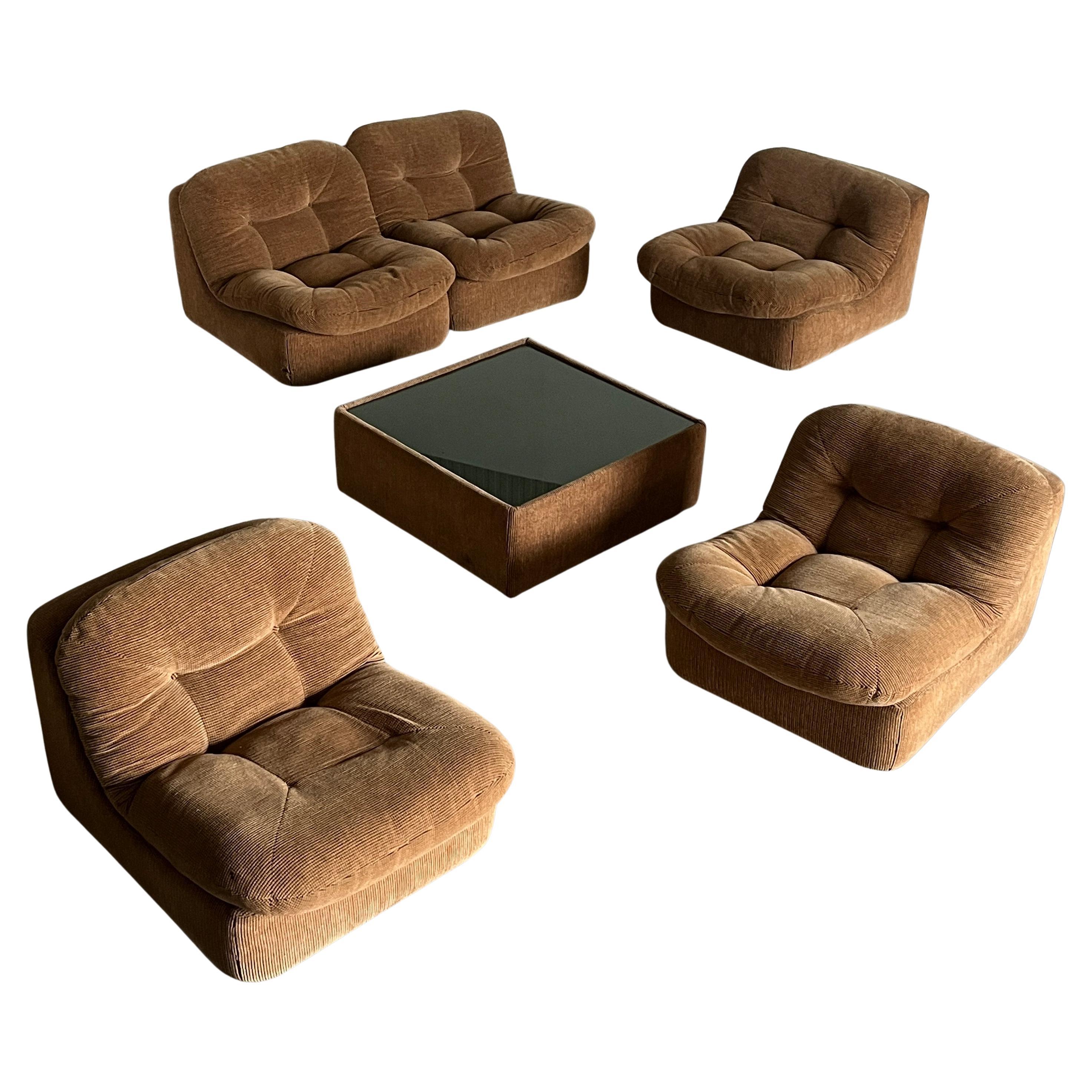Juego de seis asientos y mesa de centro de pana beige acolchada de mediados de siglo, años 70