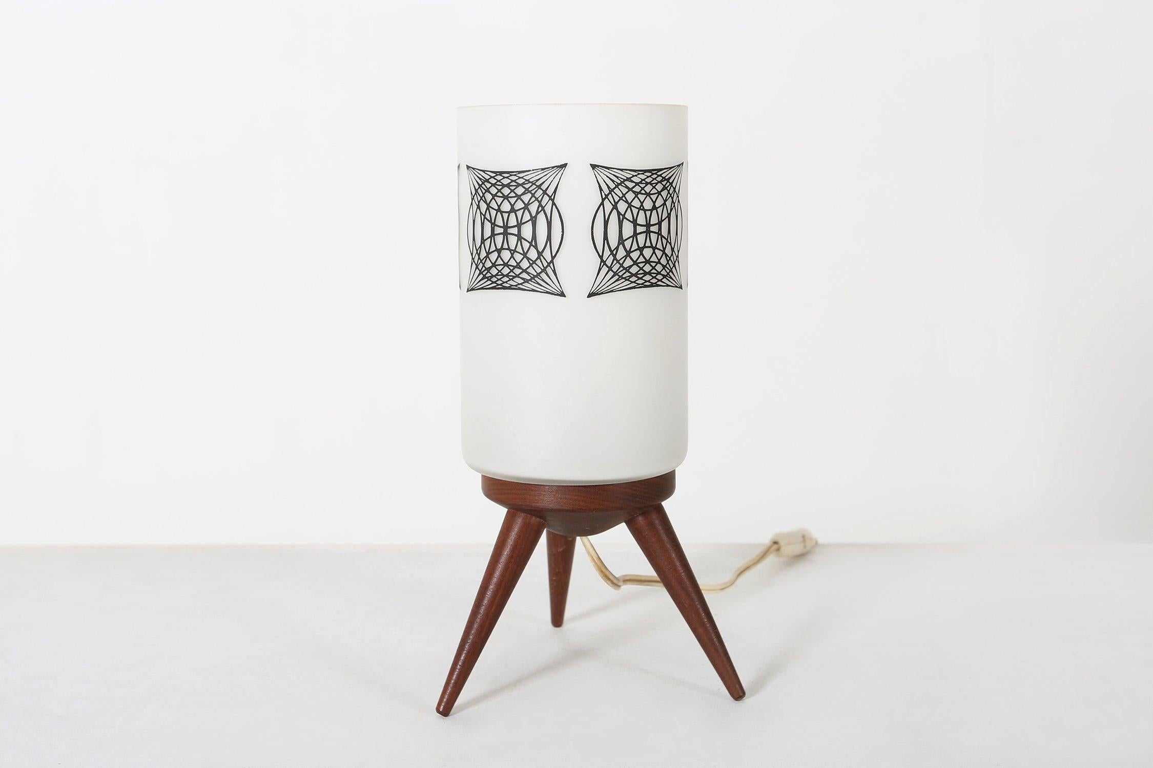 France / 1960 / lampe de table / verre opalin, bois de teck / Mid-century / By  

Lampe de table vintage française avec abat-jour en verre opalin décoré et base tripode en teck. 

Une belle pièce d'accentuation dotée d'un abat-jour en verre opalin