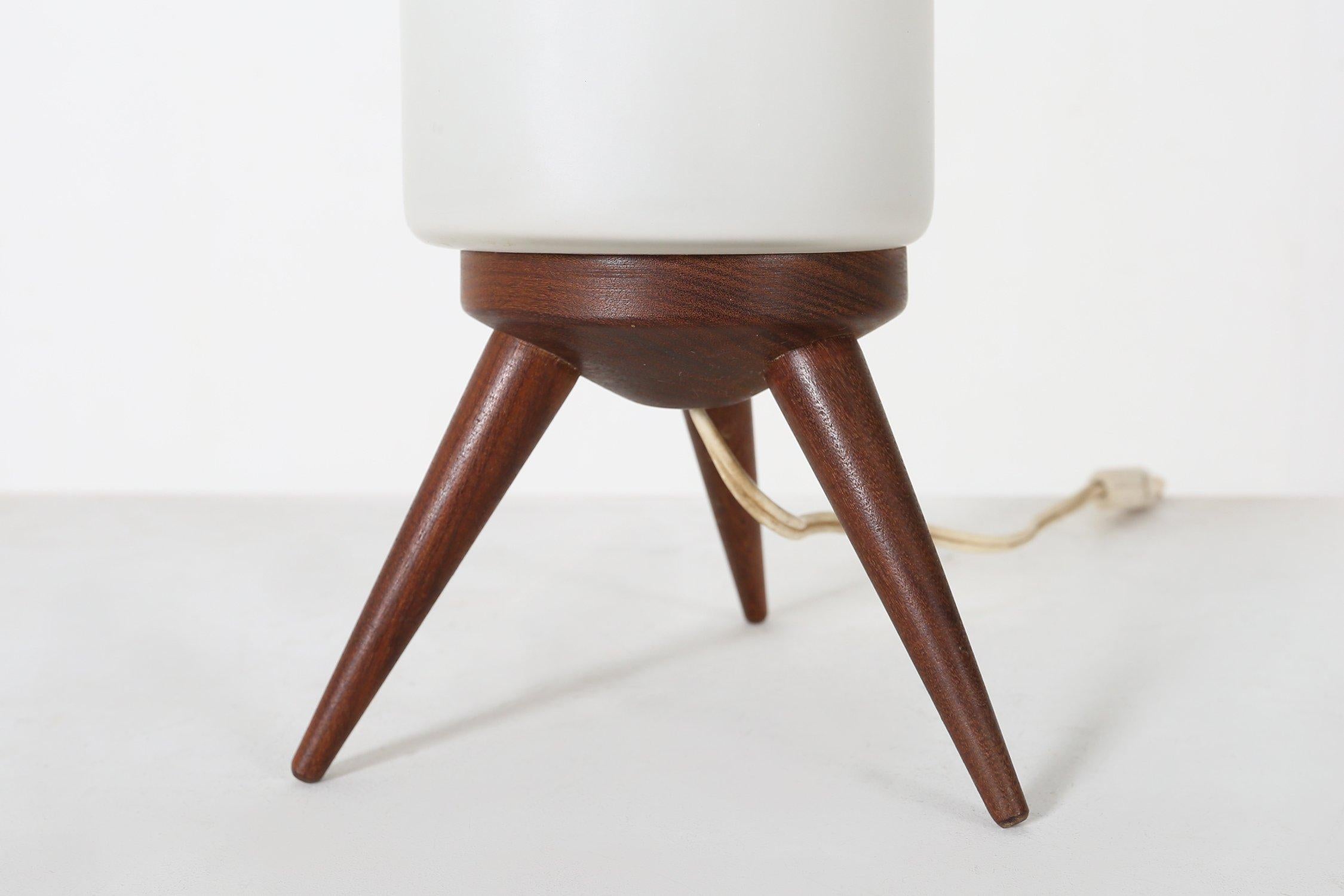 Mid-Century Modern Lampe de table du milieu du siècle dernier avec abat-jour en verre opalin, France en vente