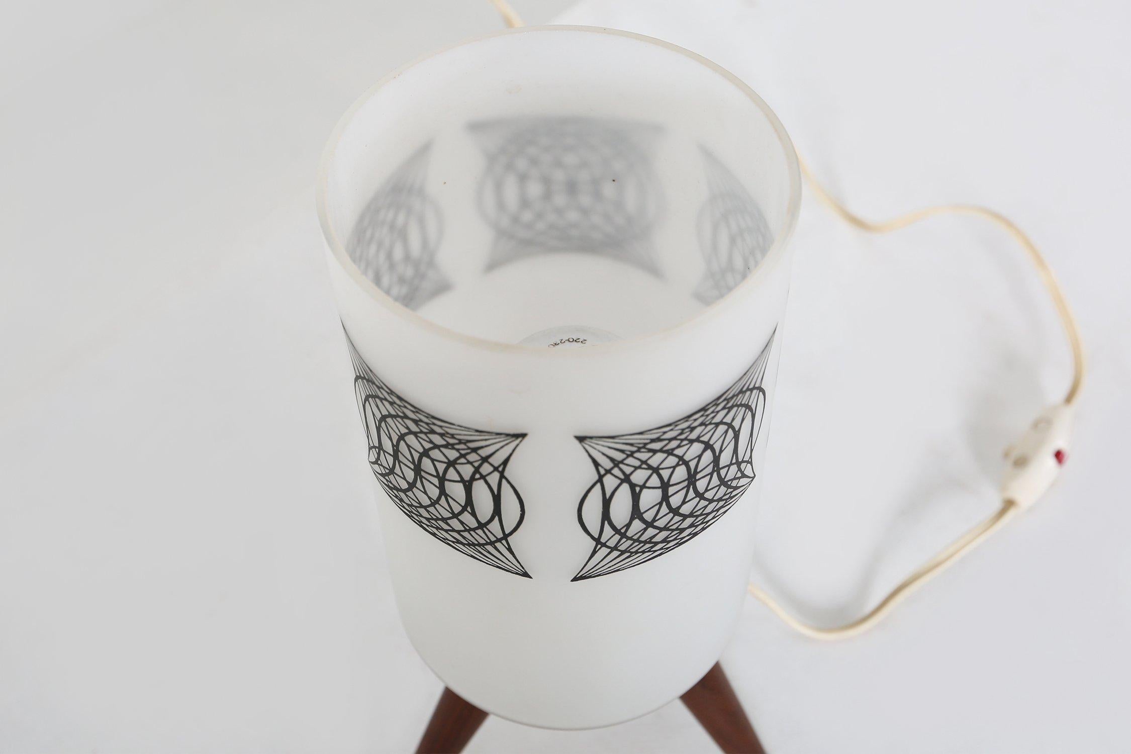 Français Lampe de table du milieu du siècle dernier avec abat-jour en verre opalin, France en vente