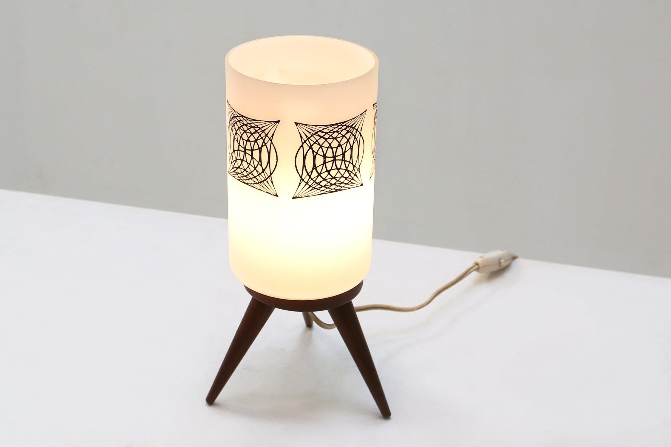 Milieu du XXe siècle Lampe de table du milieu du siècle dernier avec abat-jour en verre opalin, France en vente