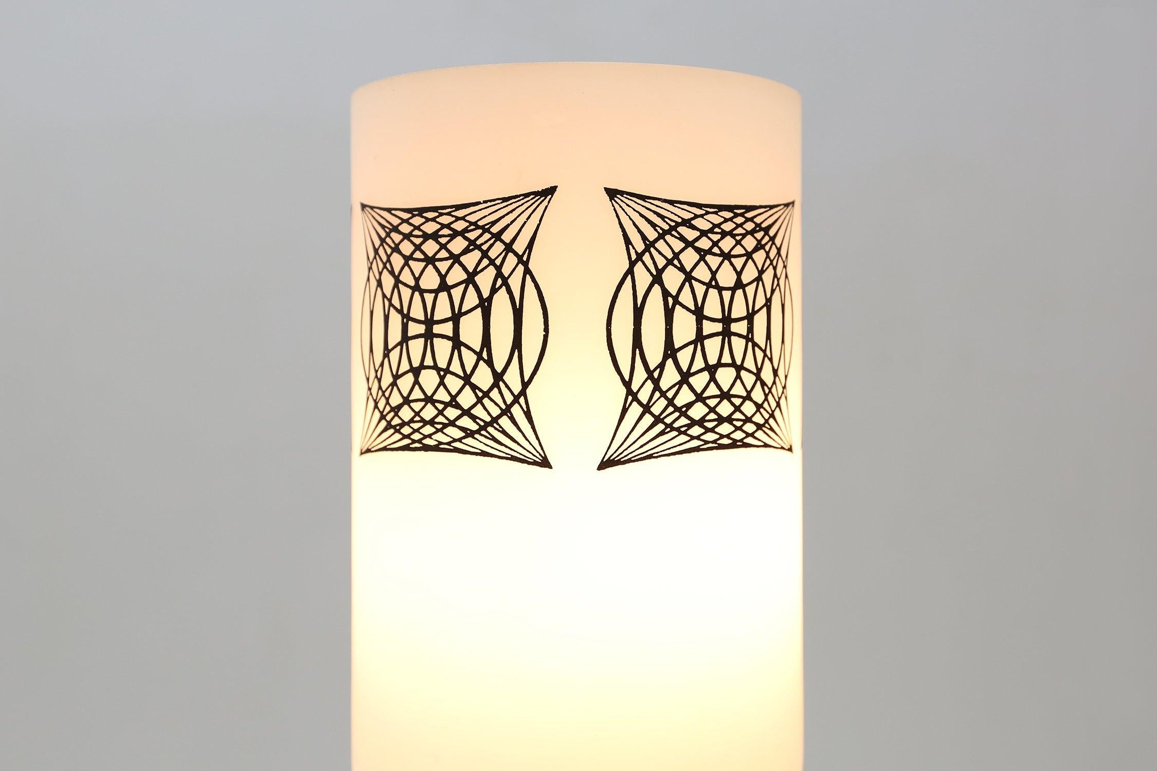 Verre opalin Lampe de table du milieu du siècle dernier avec abat-jour en verre opalin, France en vente