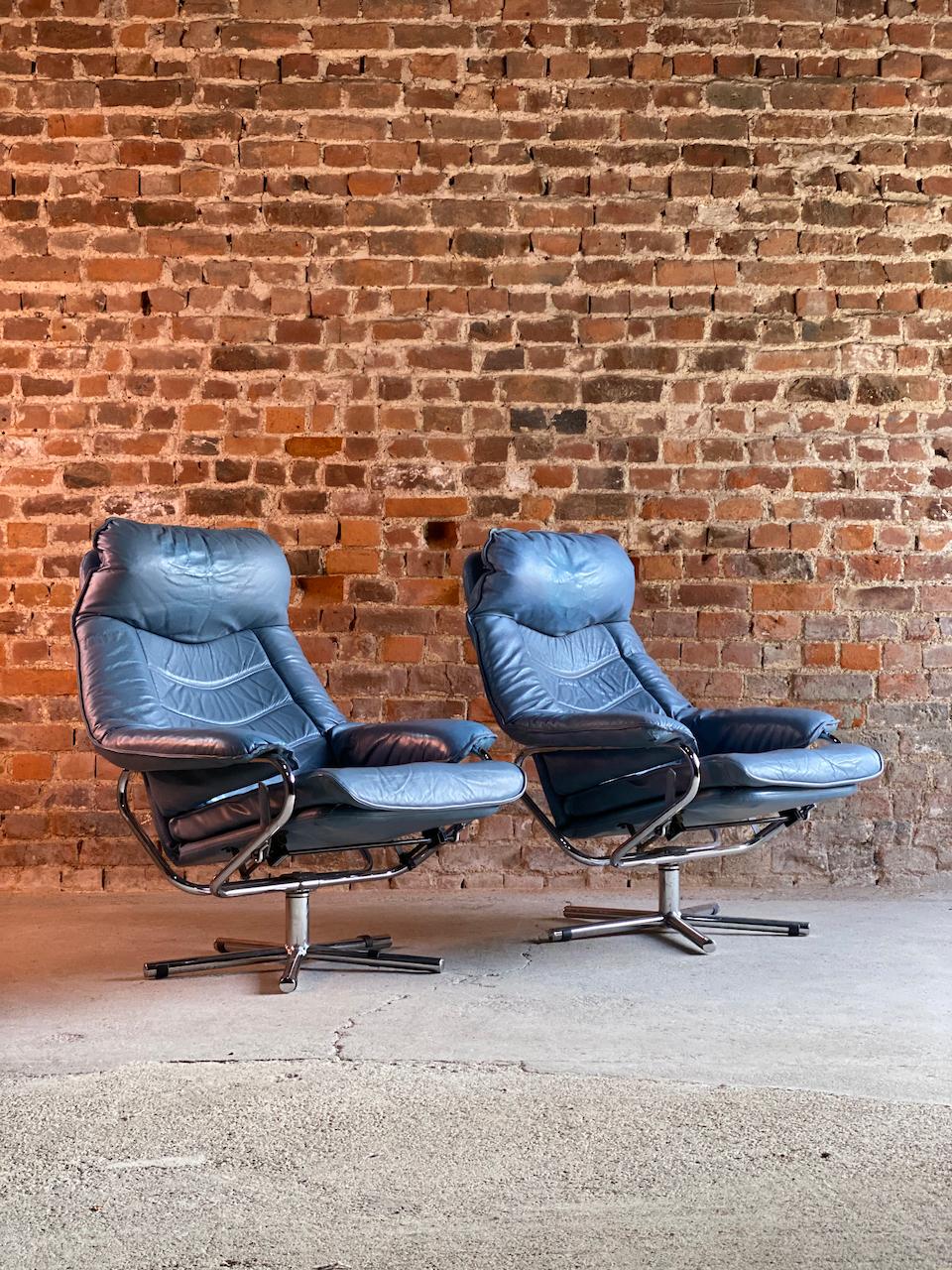 Paire de fauteuils inclinables norvégiens du milieu du siècle 'Skoghaug Industri' modèle N-6010 en cuir bleu & poufs assortis vers 1970:: avec des bases pivotantes et une fonction d'inclinaison qui peut être verrouillée à l'angle idéal:: tous deux