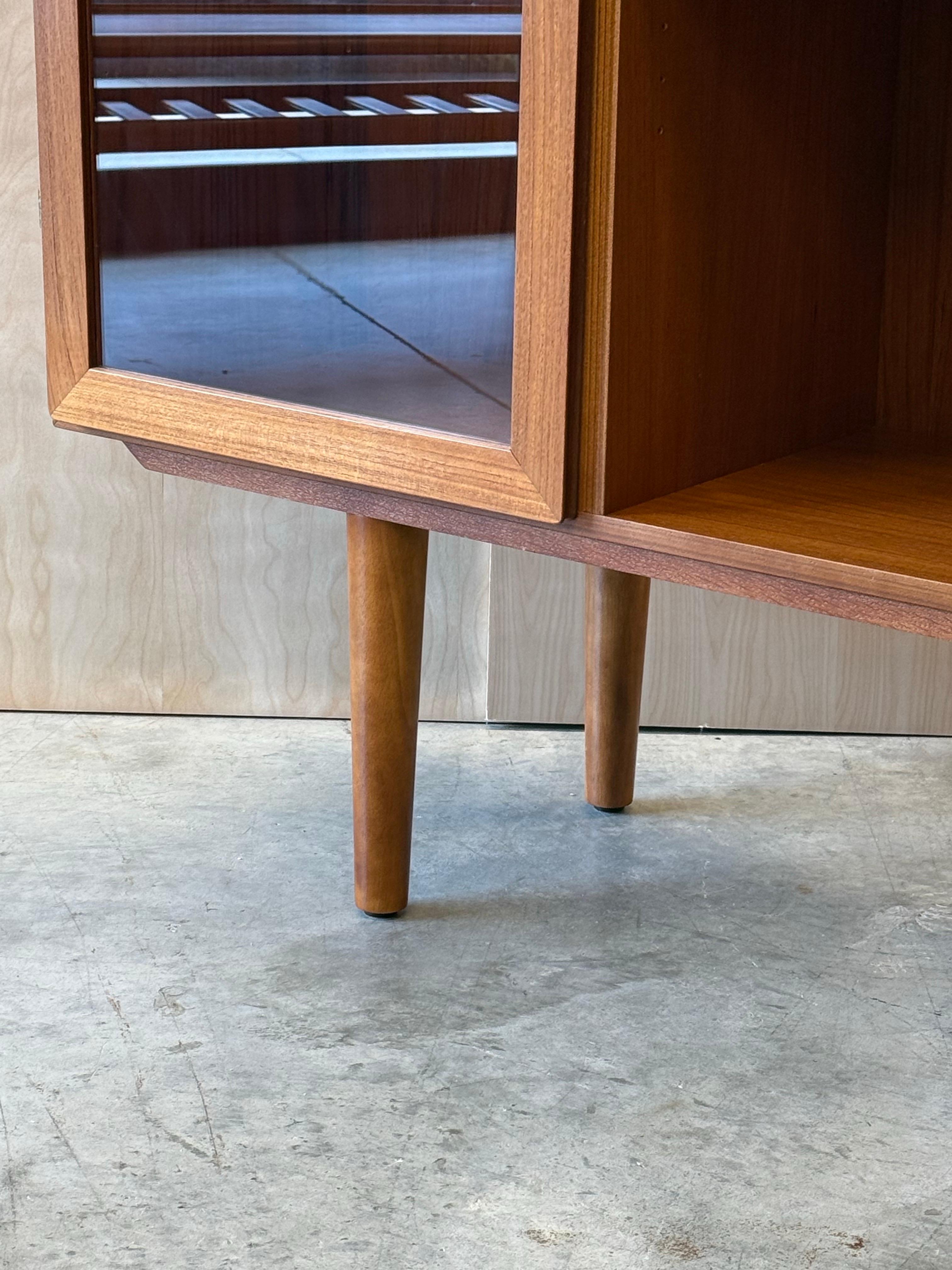 Mobile Skovby di metà secolo in teak e vetro in vendita 3