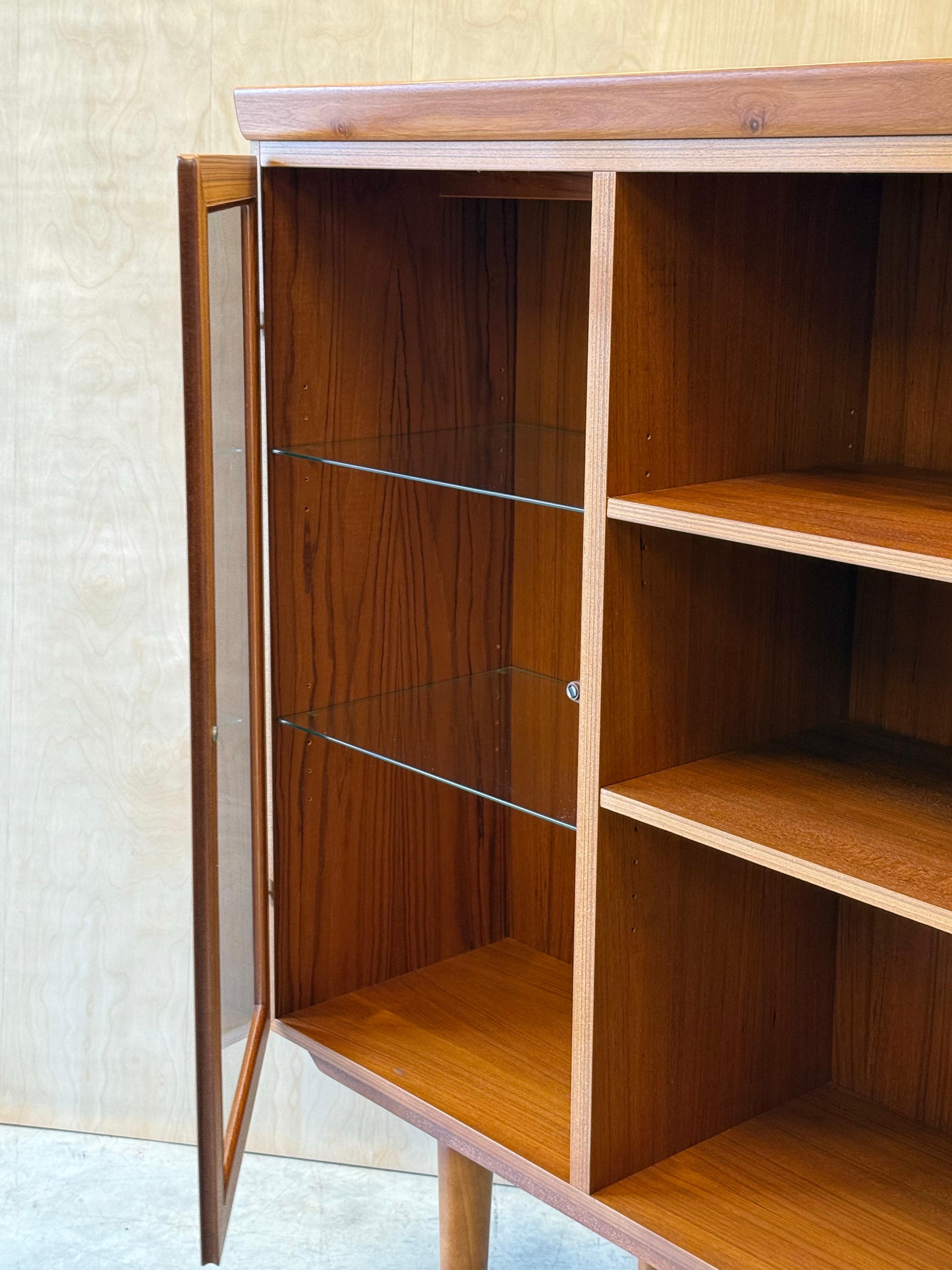 Mobile Skovby di metà secolo in teak e vetro in vendita 4