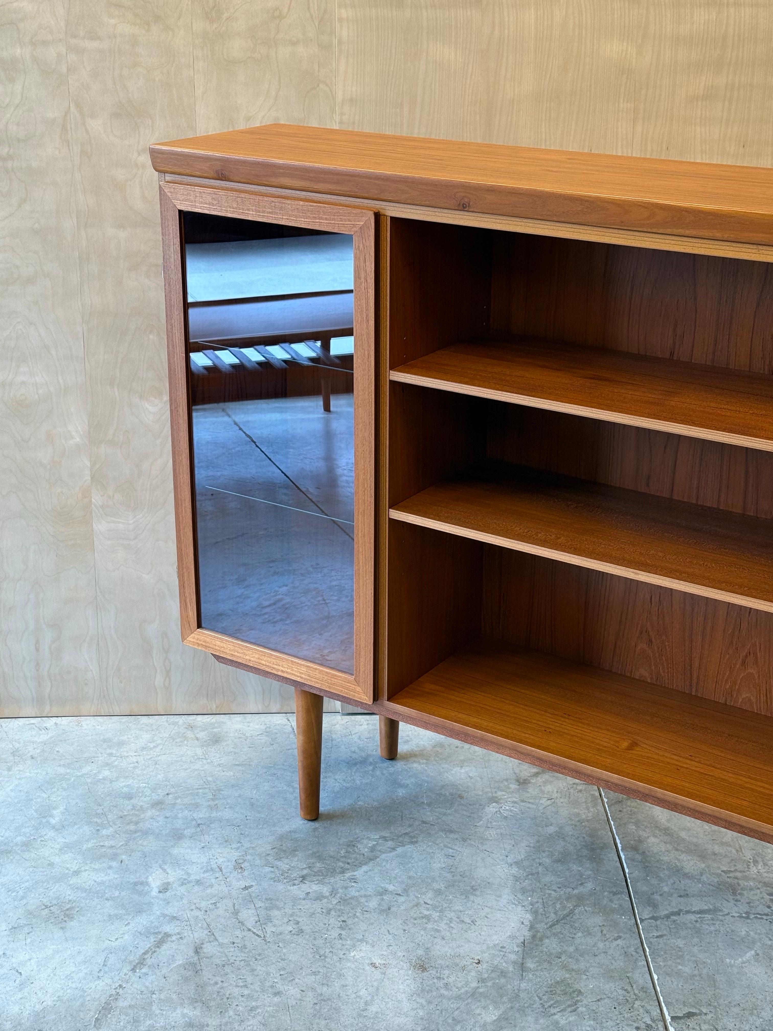 Mobile Skovby di metà secolo in teak e vetro in vendita 5