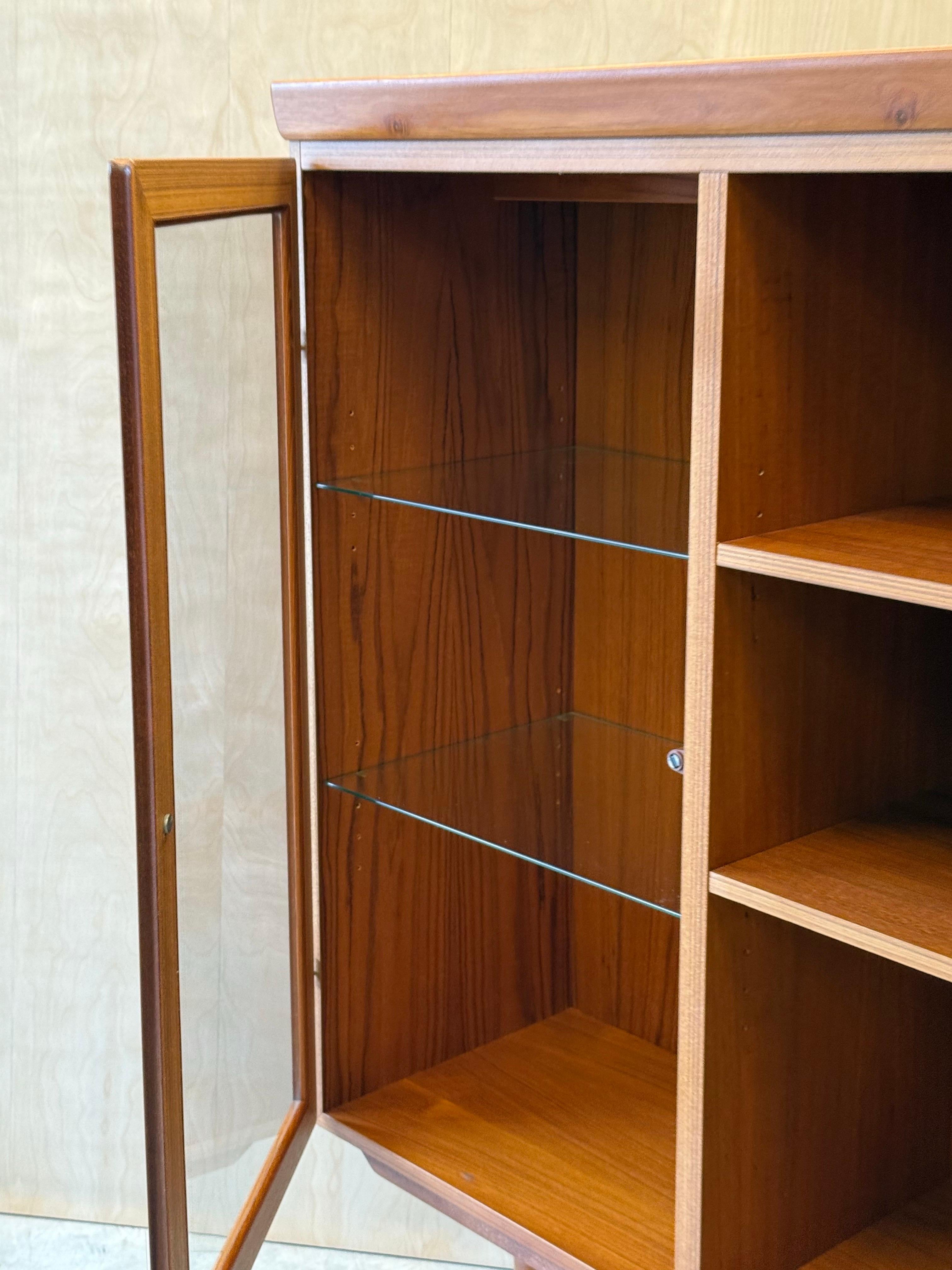 Mobile Skovby di metà secolo in teak e vetro in vendita 6