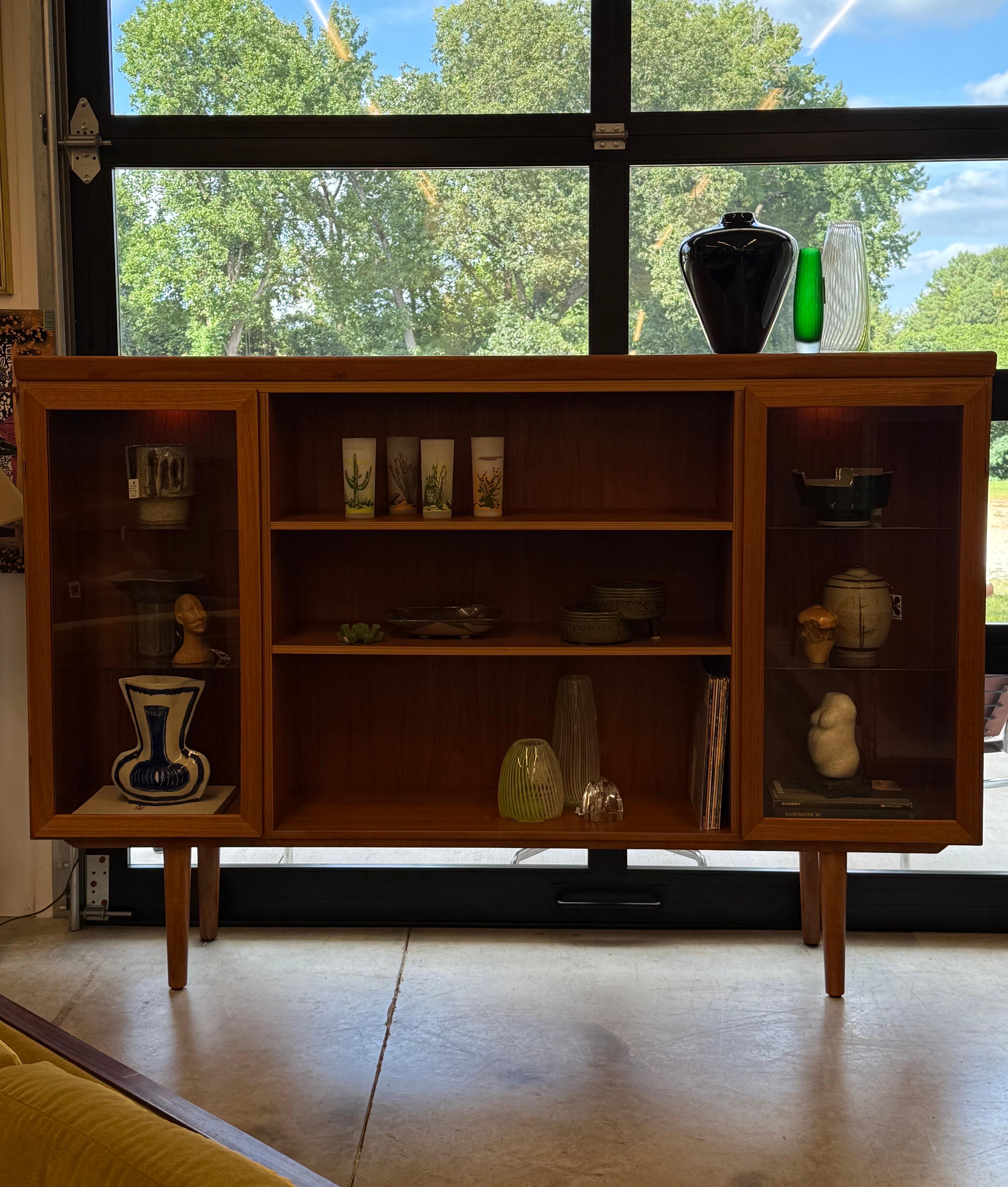 Mobile Skovby di metà secolo in teak e vetro in vendita 8