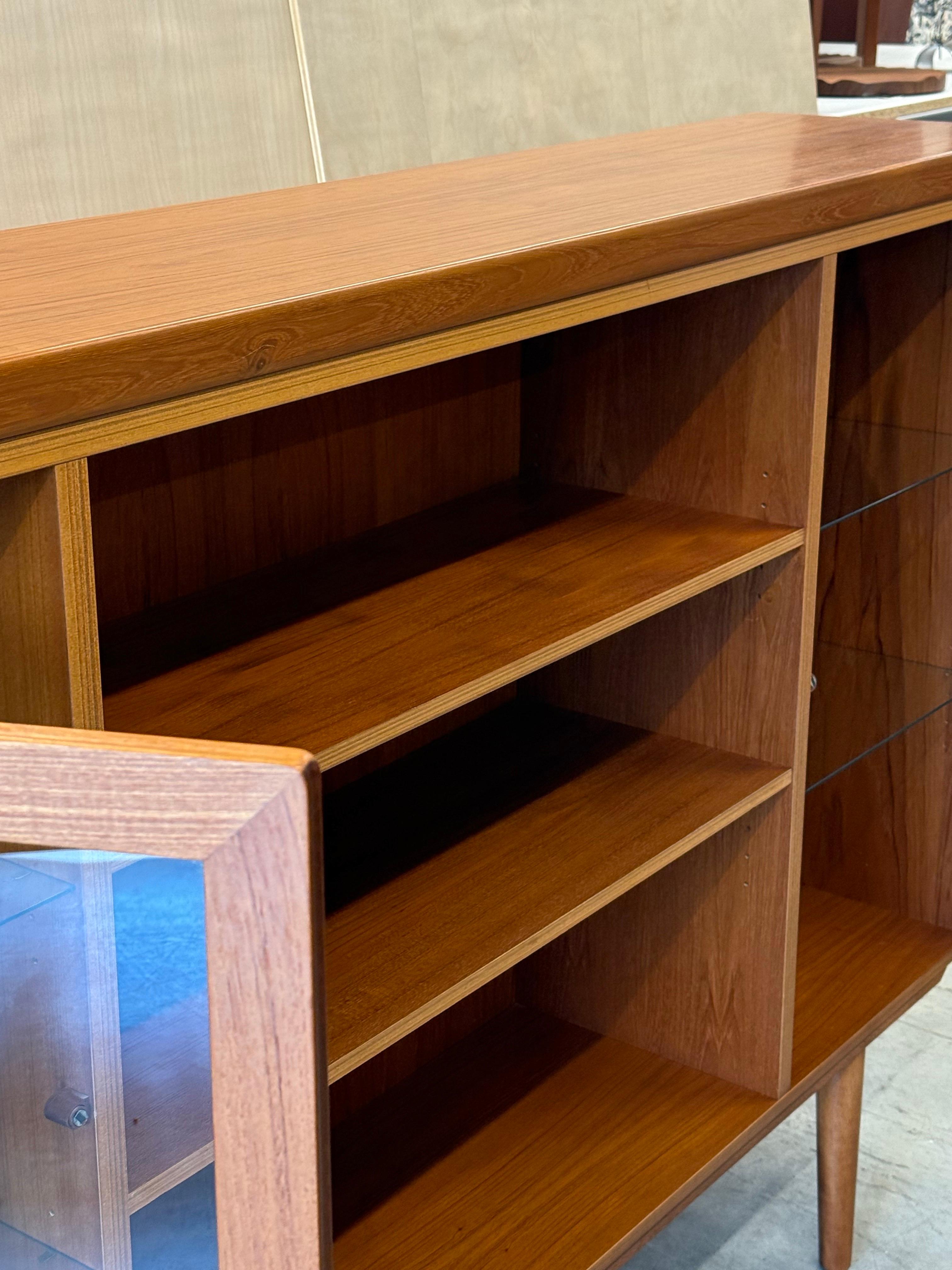 Mobile Skovby di metà secolo in teak e vetro in vendita 9