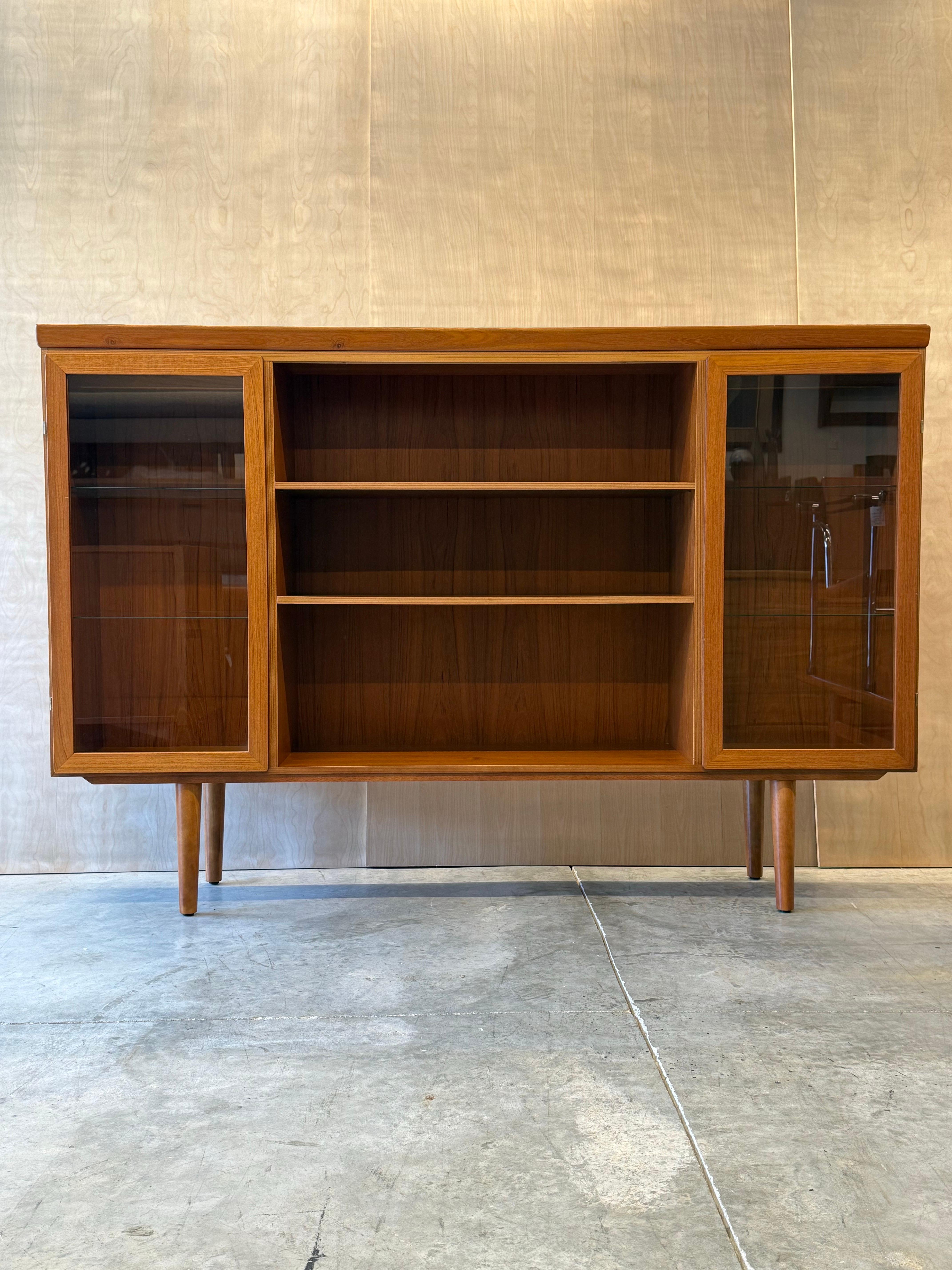 Mobile di metà secolo in legno di teak e vetro realizzato da Skovby, Wood. Questo grande mobile può essere utilizzato come libreria, contenitore di vinili o per esporre le tue curiosità. La sezione centrale presenta tre livelli con due ripiani