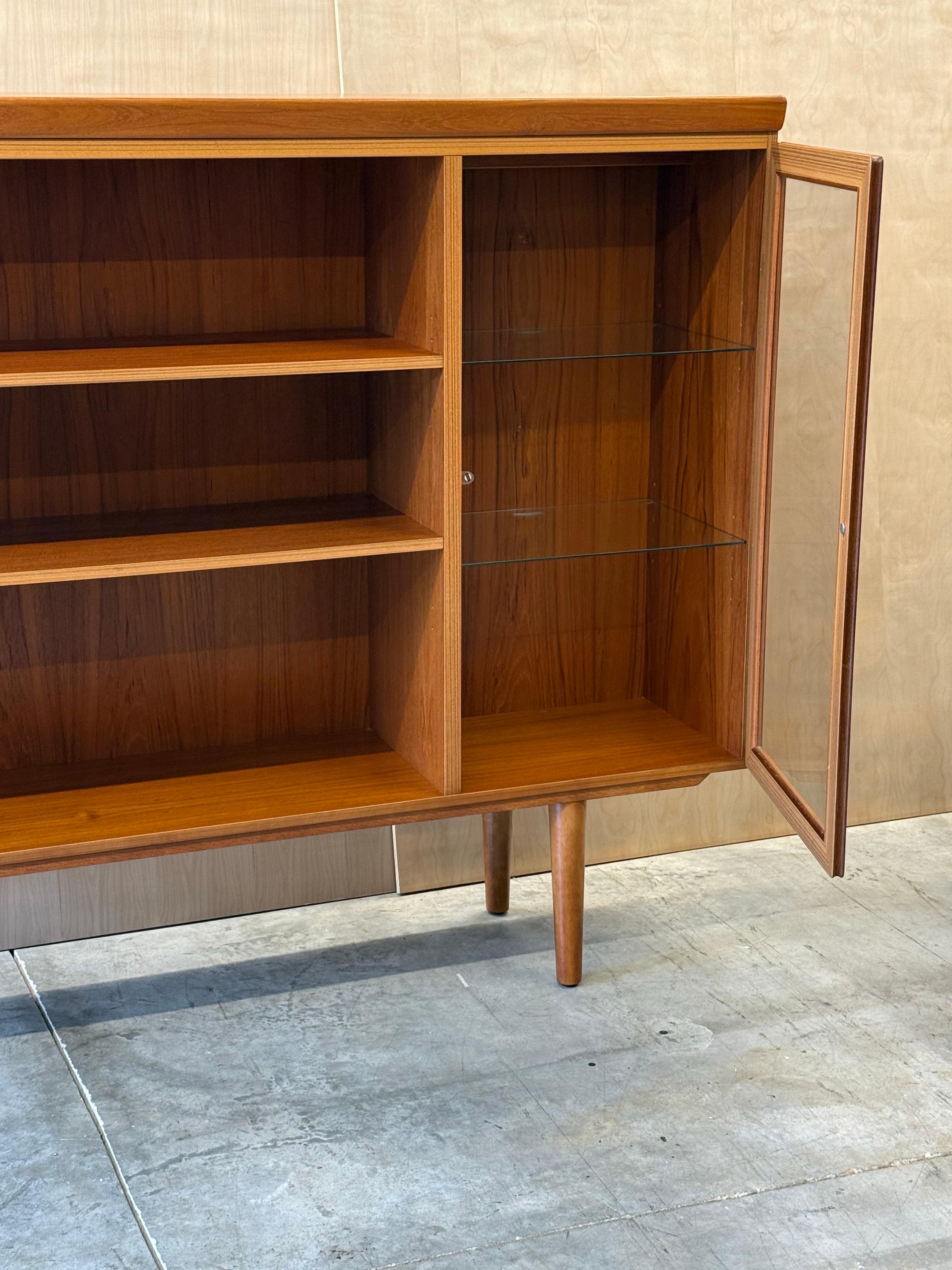 Mid-Century moderno Mobile Skovby di metà secolo in teak e vetro in vendita