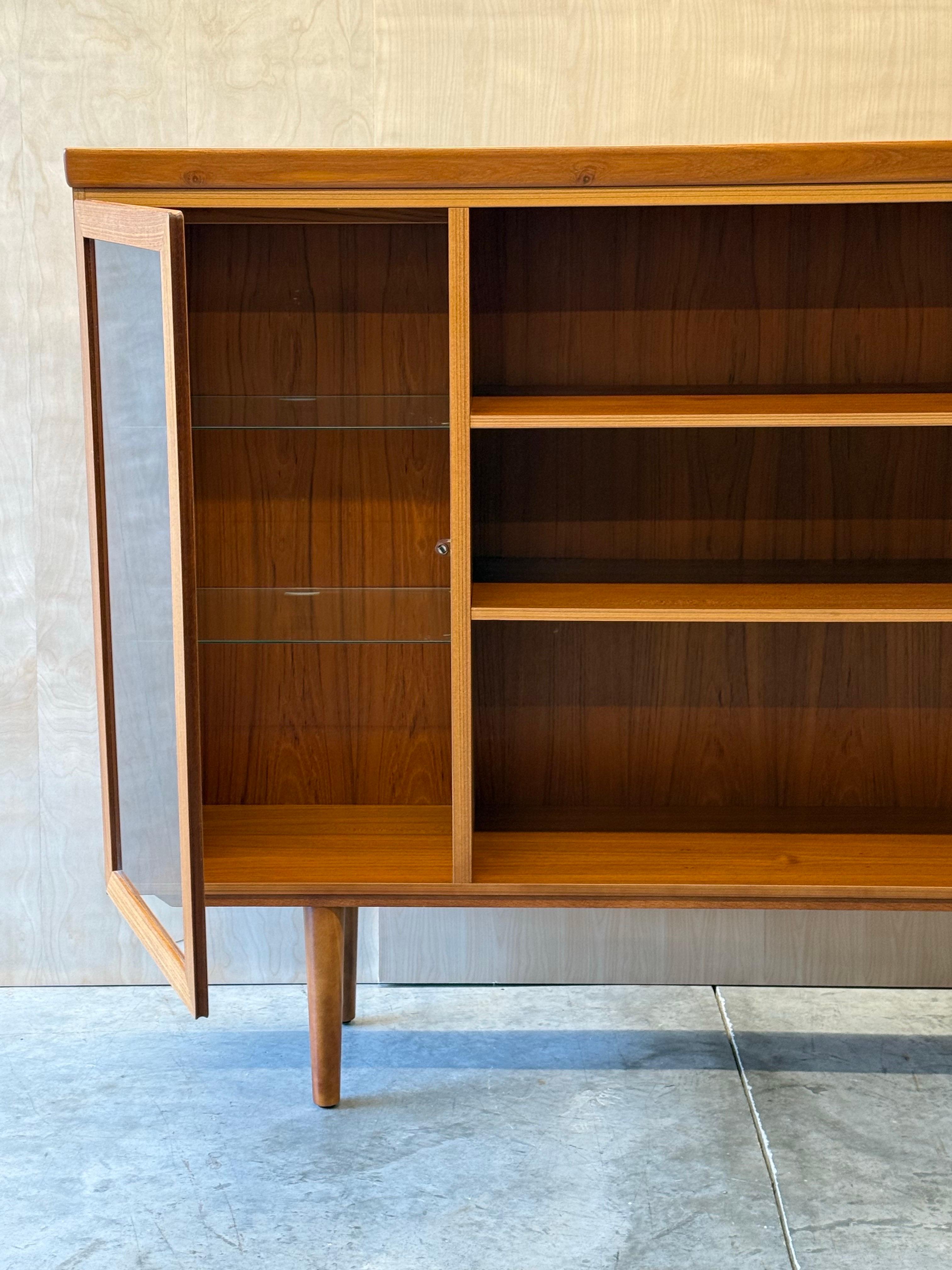Danese Mobile Skovby di metà secolo in teak e vetro in vendita