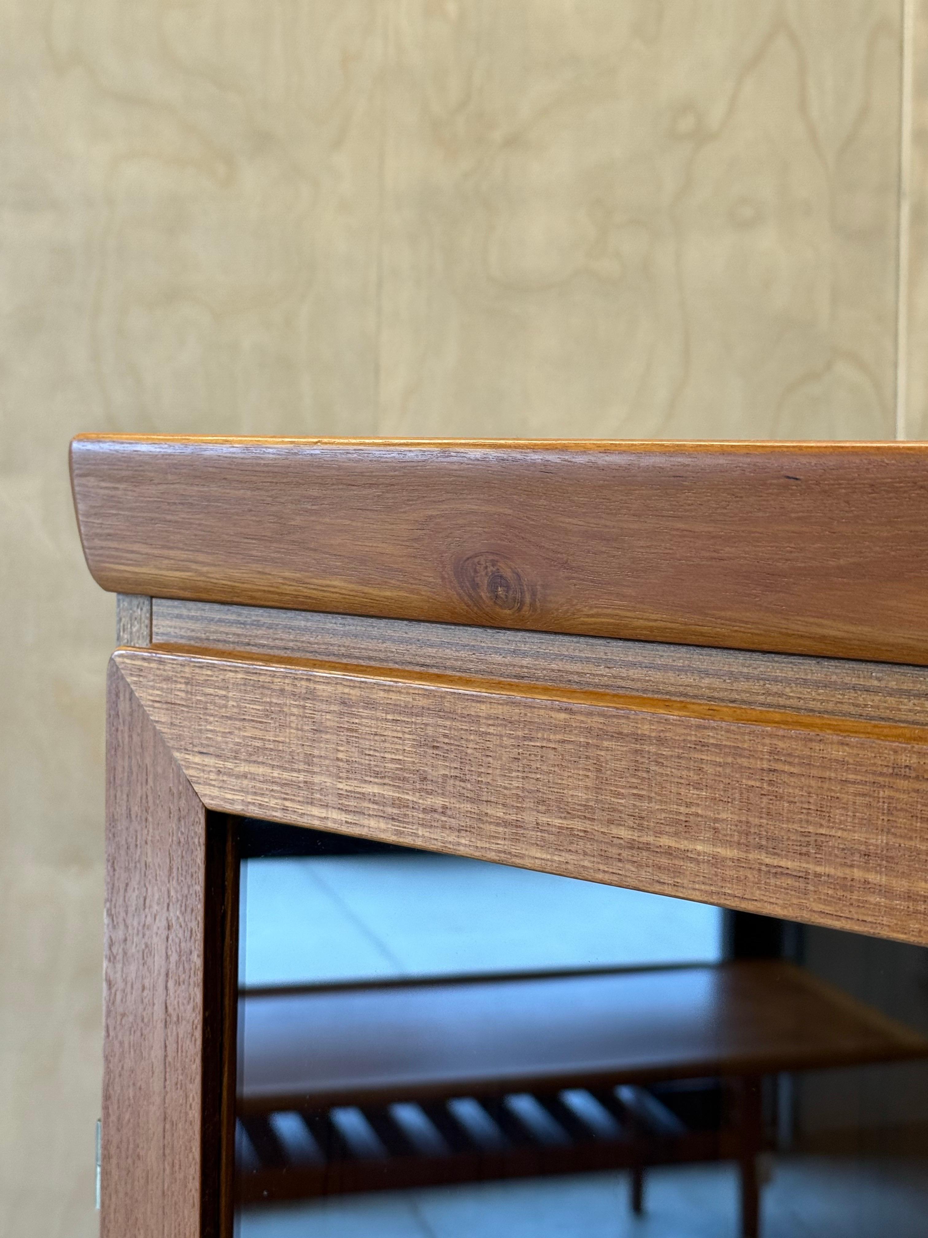 Mobile Skovby di metà secolo in teak e vetro In condizioni buone in vendita a Raleigh, NC