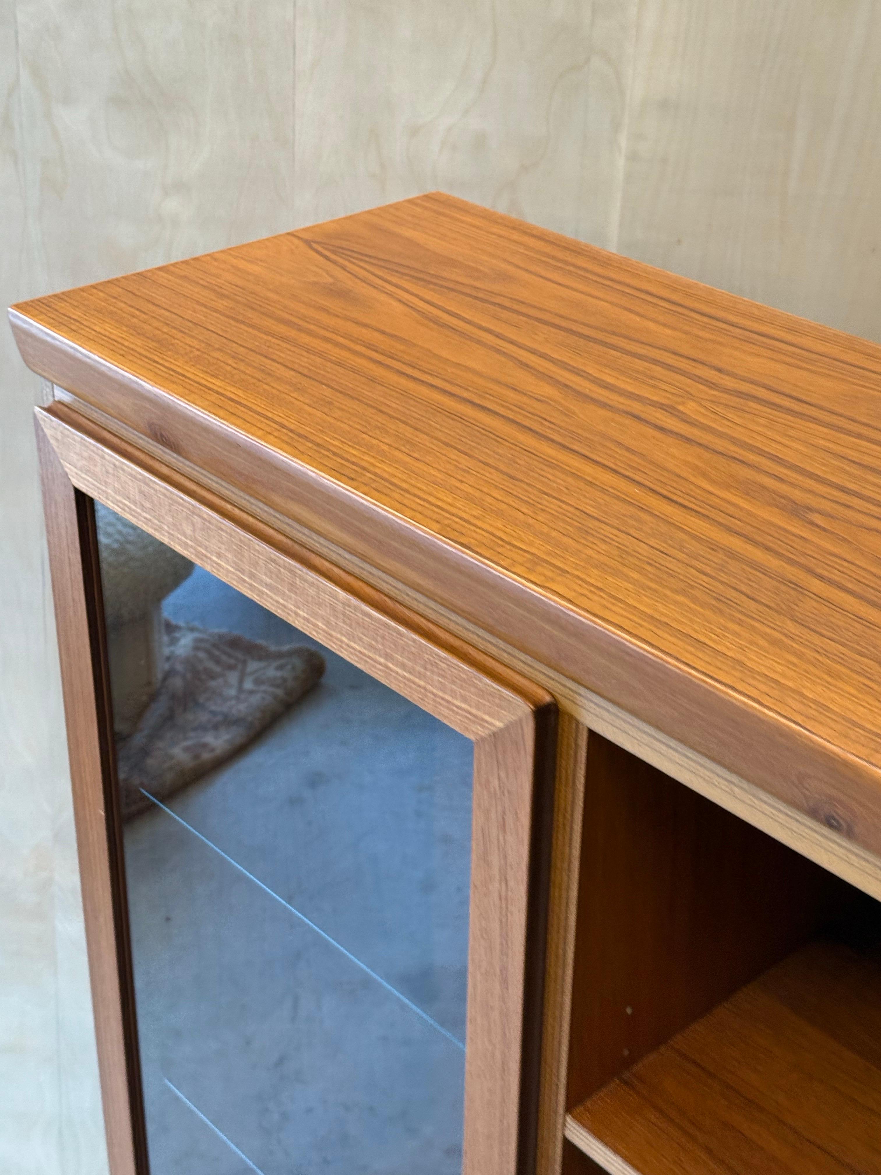 Vetro Mobile Skovby di metà secolo in teak e vetro in vendita