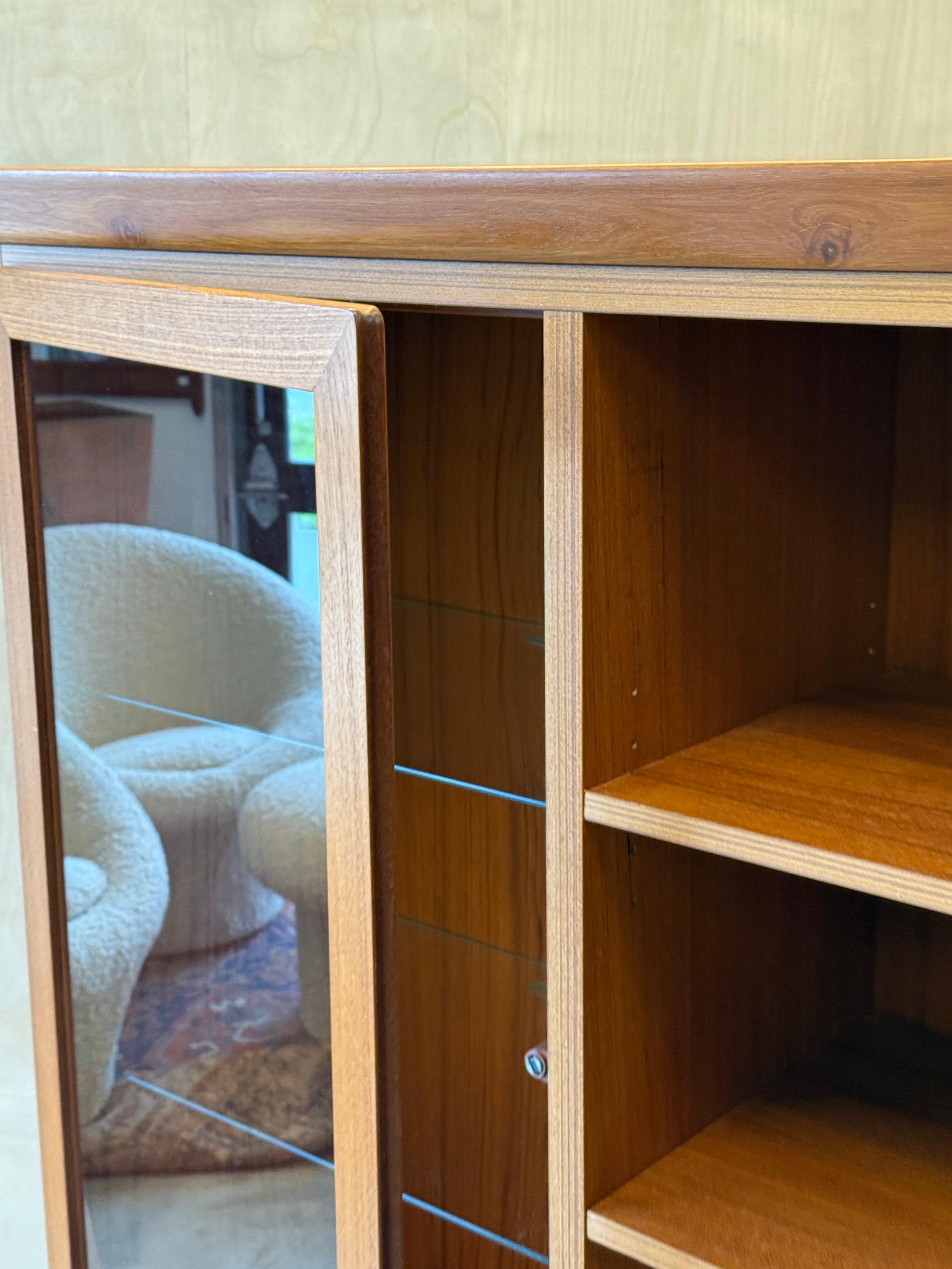 Mobile Skovby di metà secolo in teak e vetro in vendita 1