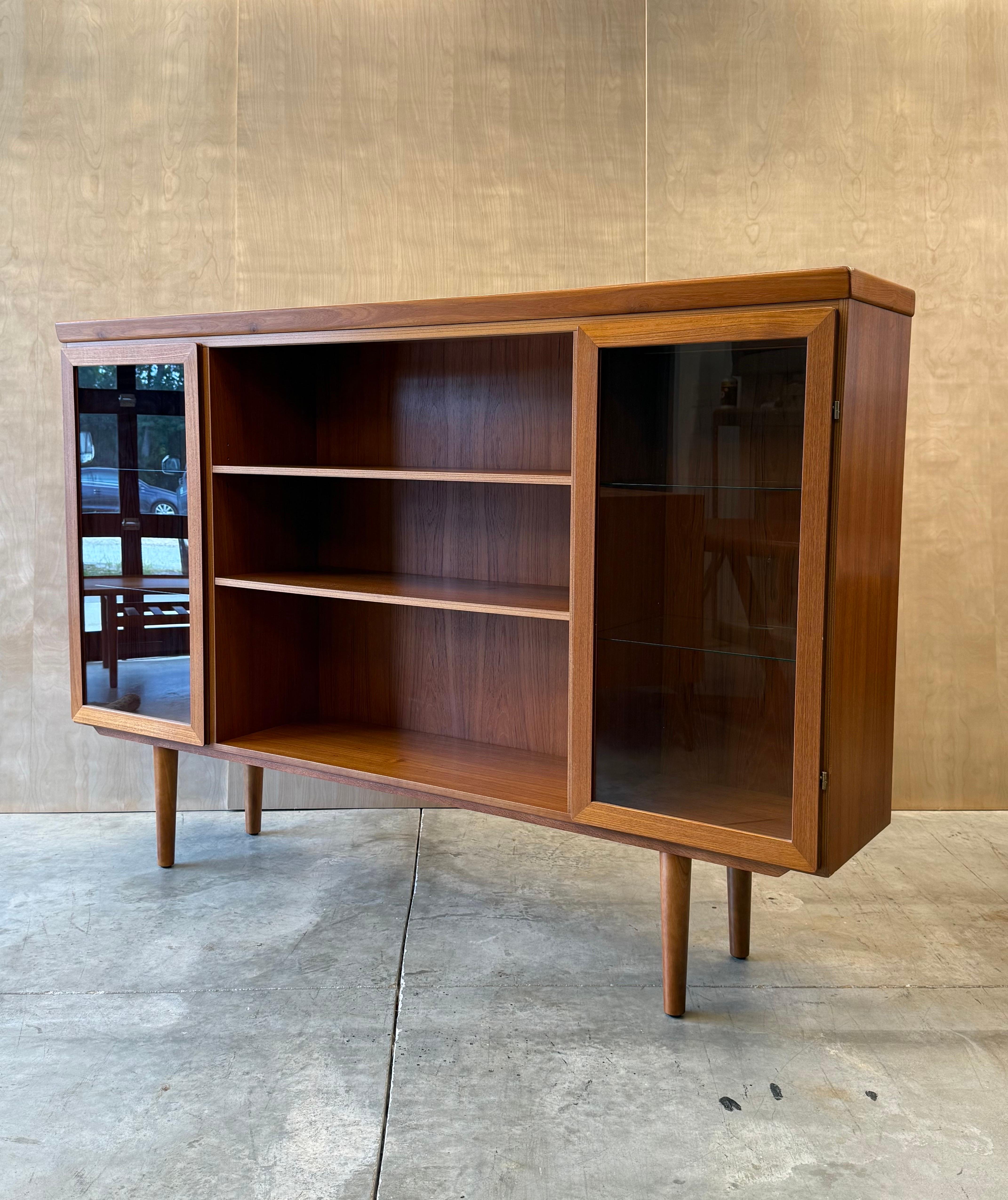 Mobile Skovby di metà secolo in teak e vetro in vendita