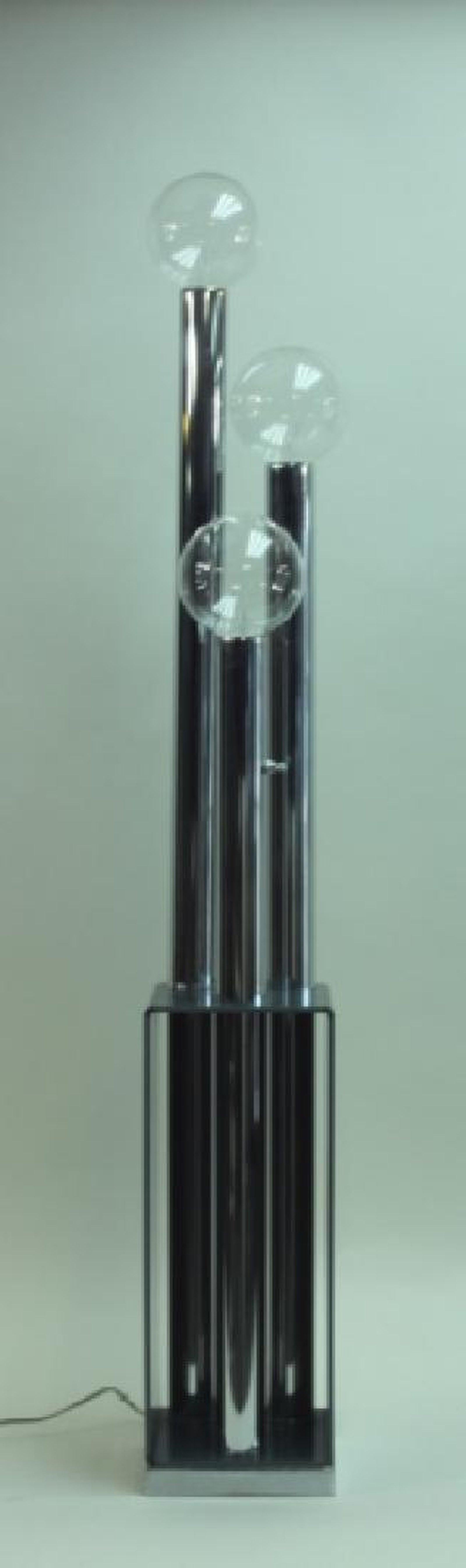 Midcentury Space Age chrome and Lucite Skyscraper floor lamp

Gorgeous midcentury Space Age design with three tubular chrome skyscrapers of varying height and smoke French gray Lucite geometric base. Unsigned.
