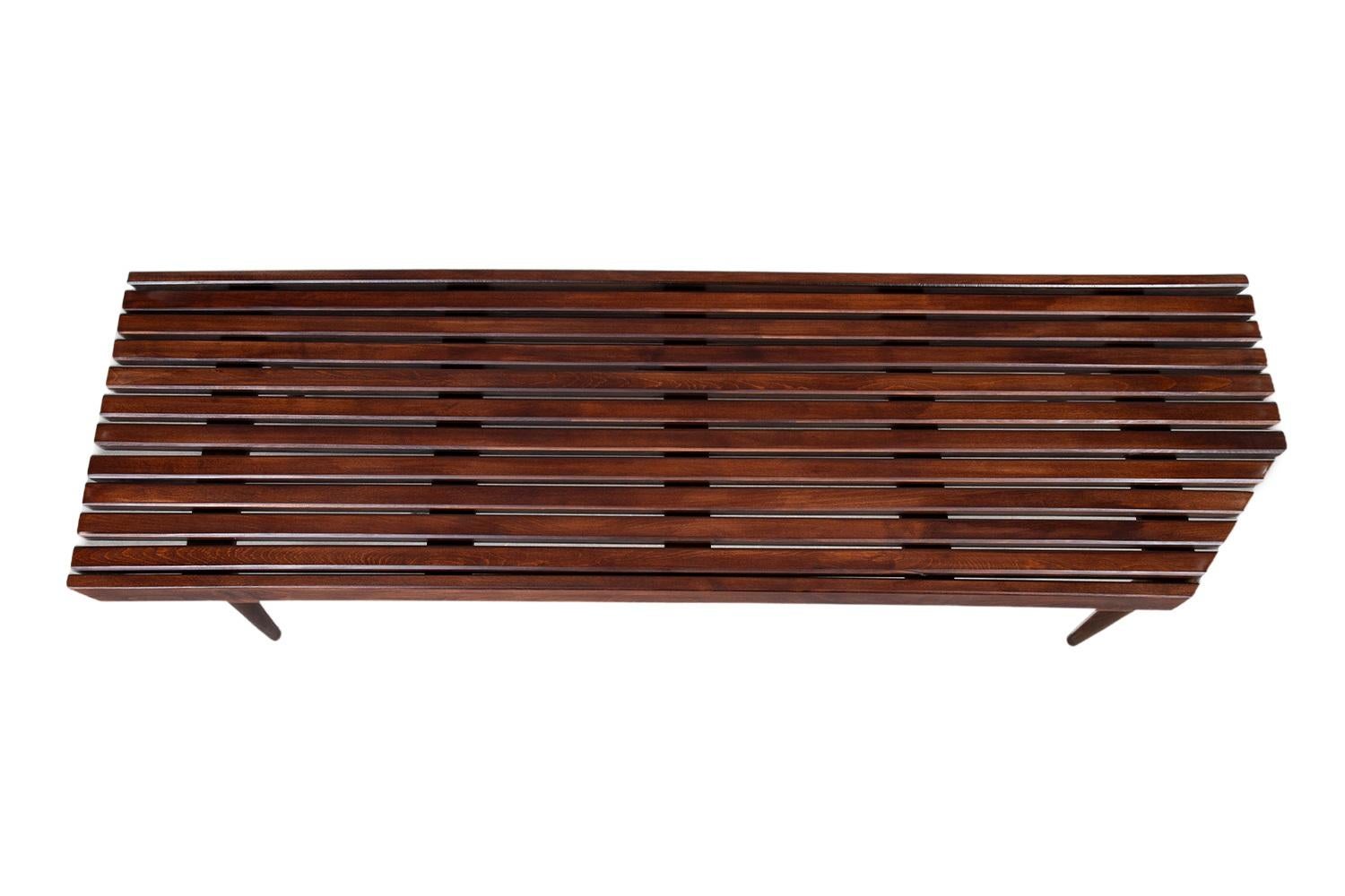 Étonnante table basse à lattes de style George Nelson, moderne du milieu du siècle dernier. Table basse classique en bois à lattes. Cette table est exceptionnellement bien fabriquée. Il se caractérise par des lignes épurées et des pieds qui