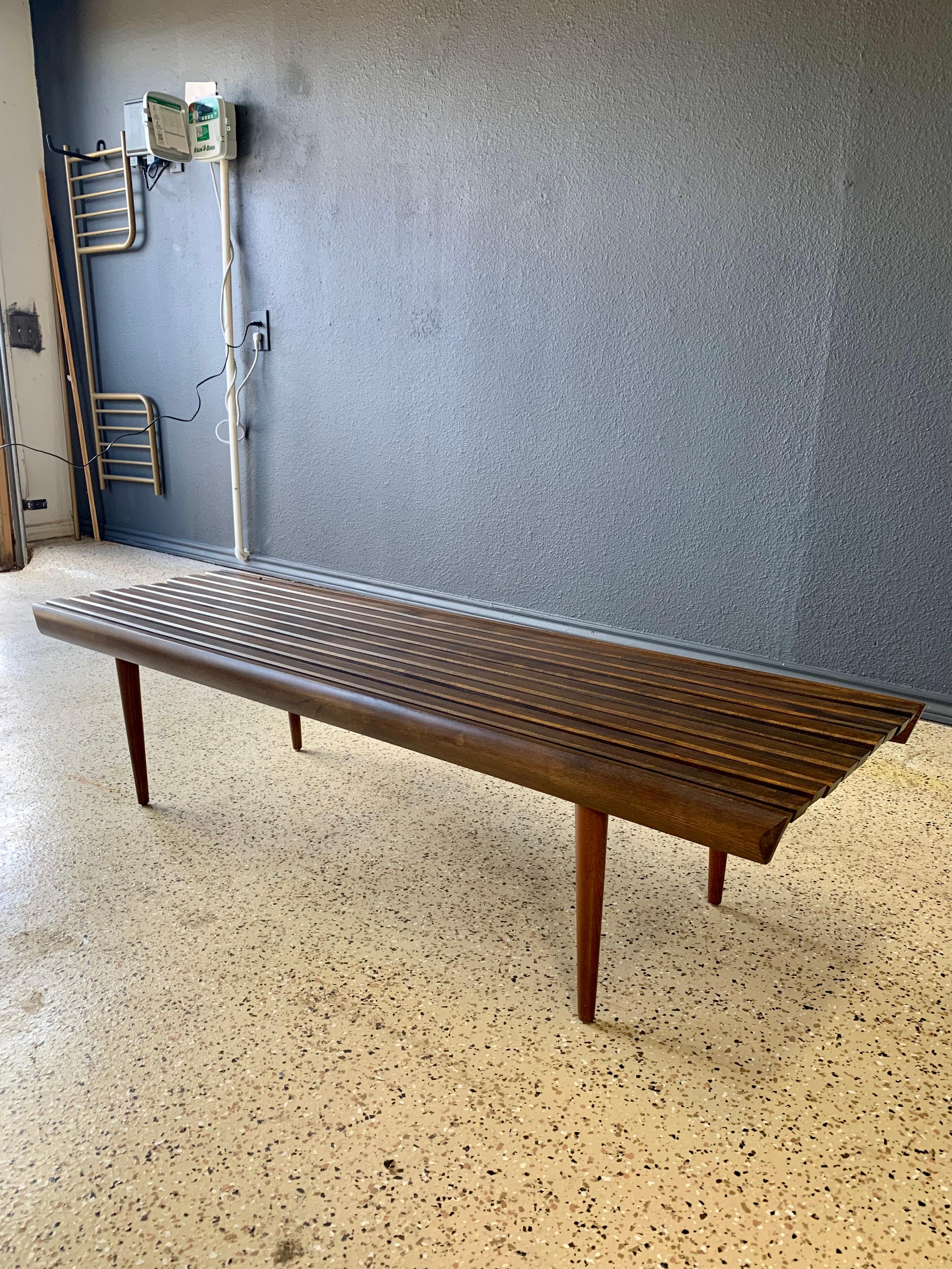 Bancos de listones de mediados de siglo en venta 3