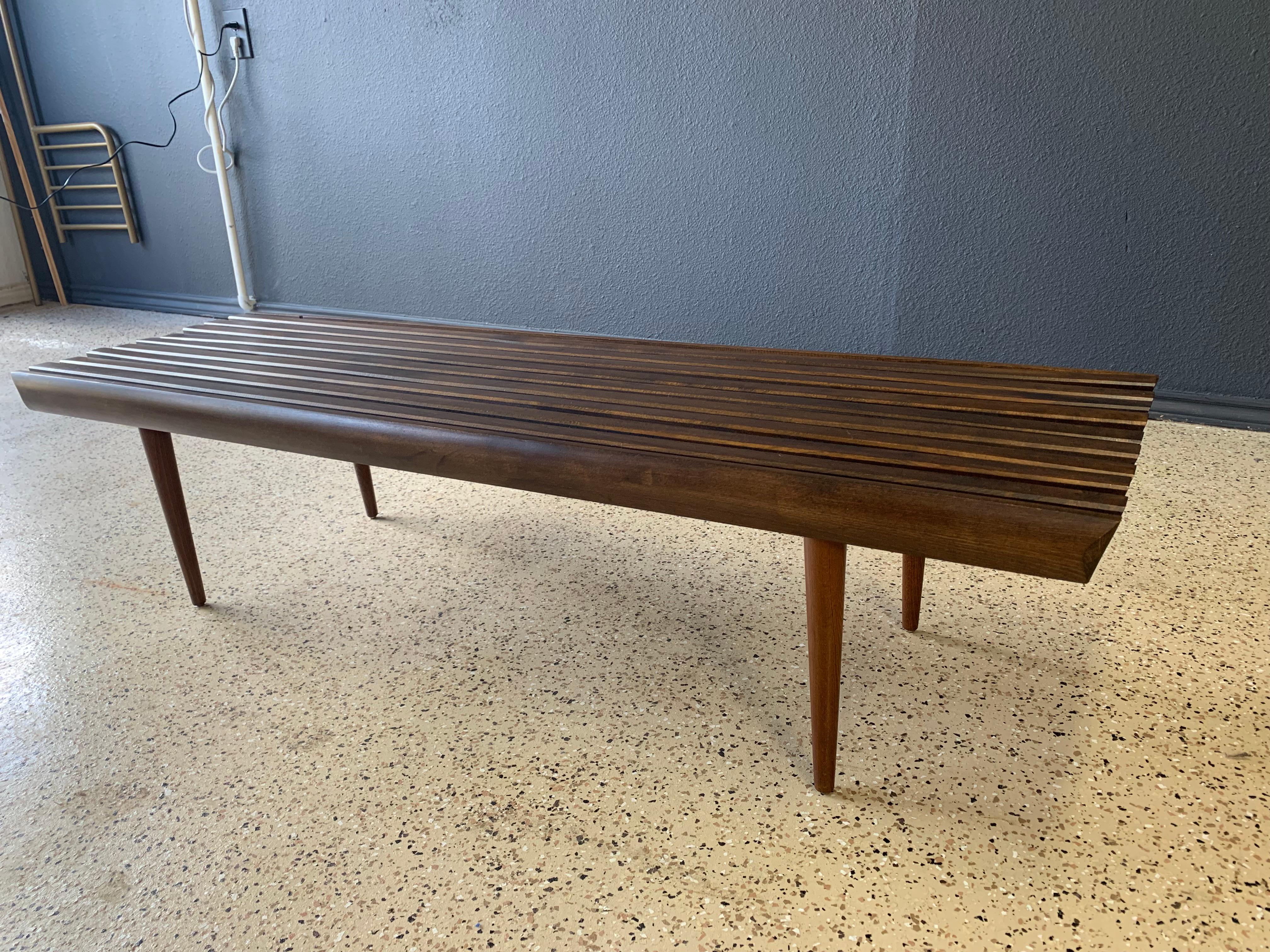 Bancos de listones de mediados de siglo en venta 4