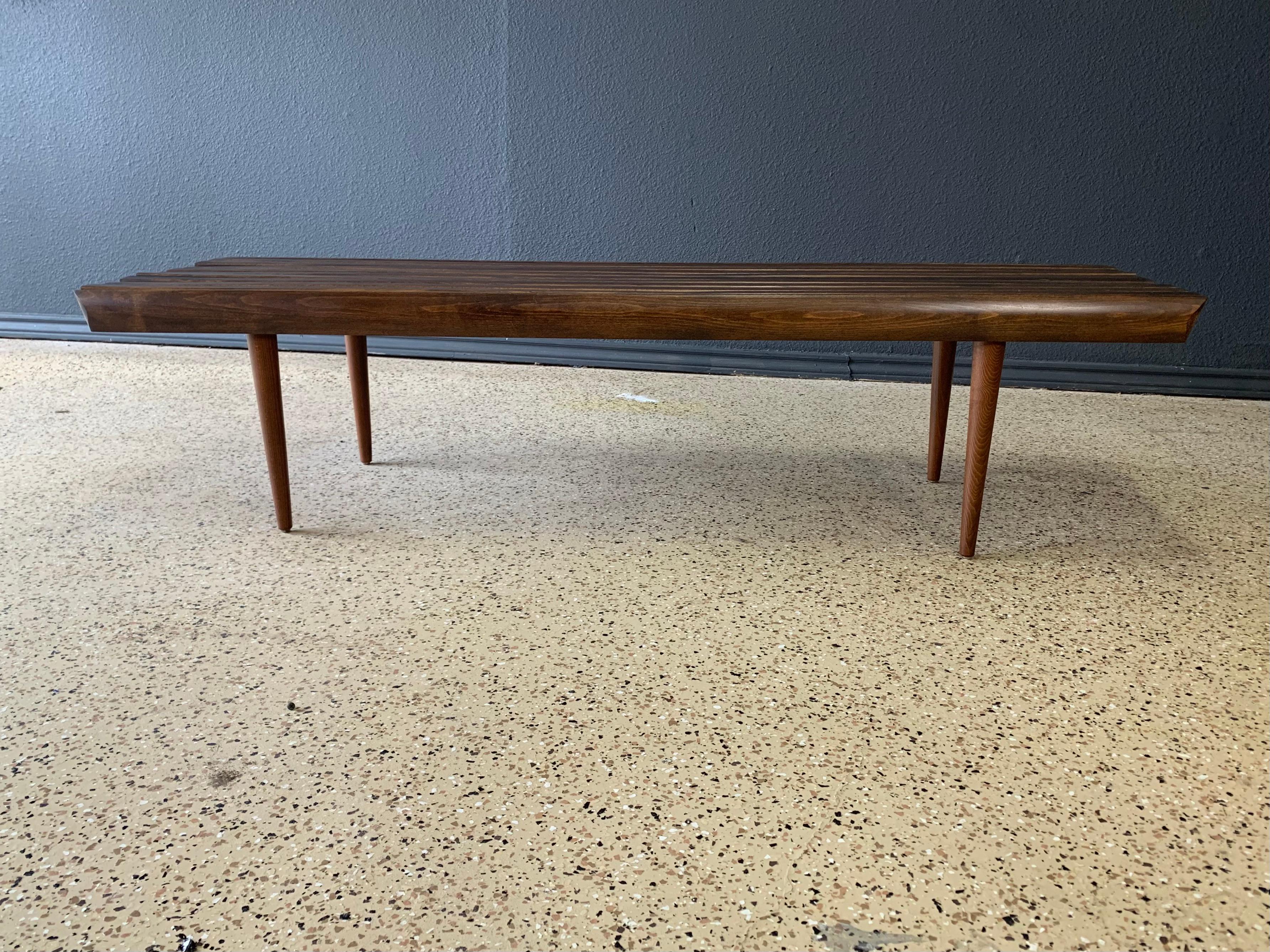  Banco de listones de madera de mediados de siglo, ideal para debajo de una ventana o para utilizarlo como mesita auxiliar. estado original.
2. 59,7/8s de ancho por 18