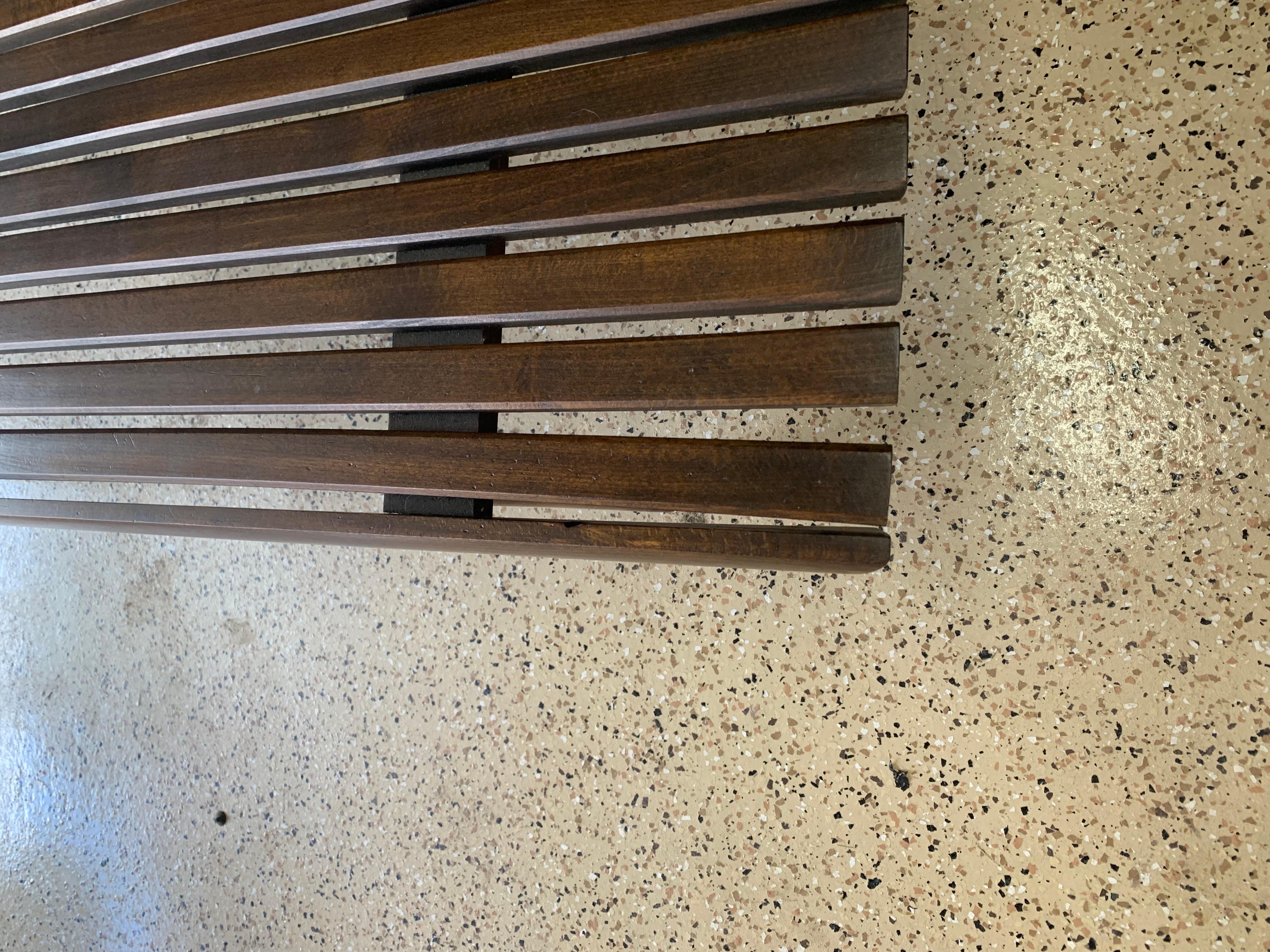 Bancos de listones de mediados de siglo en venta 1