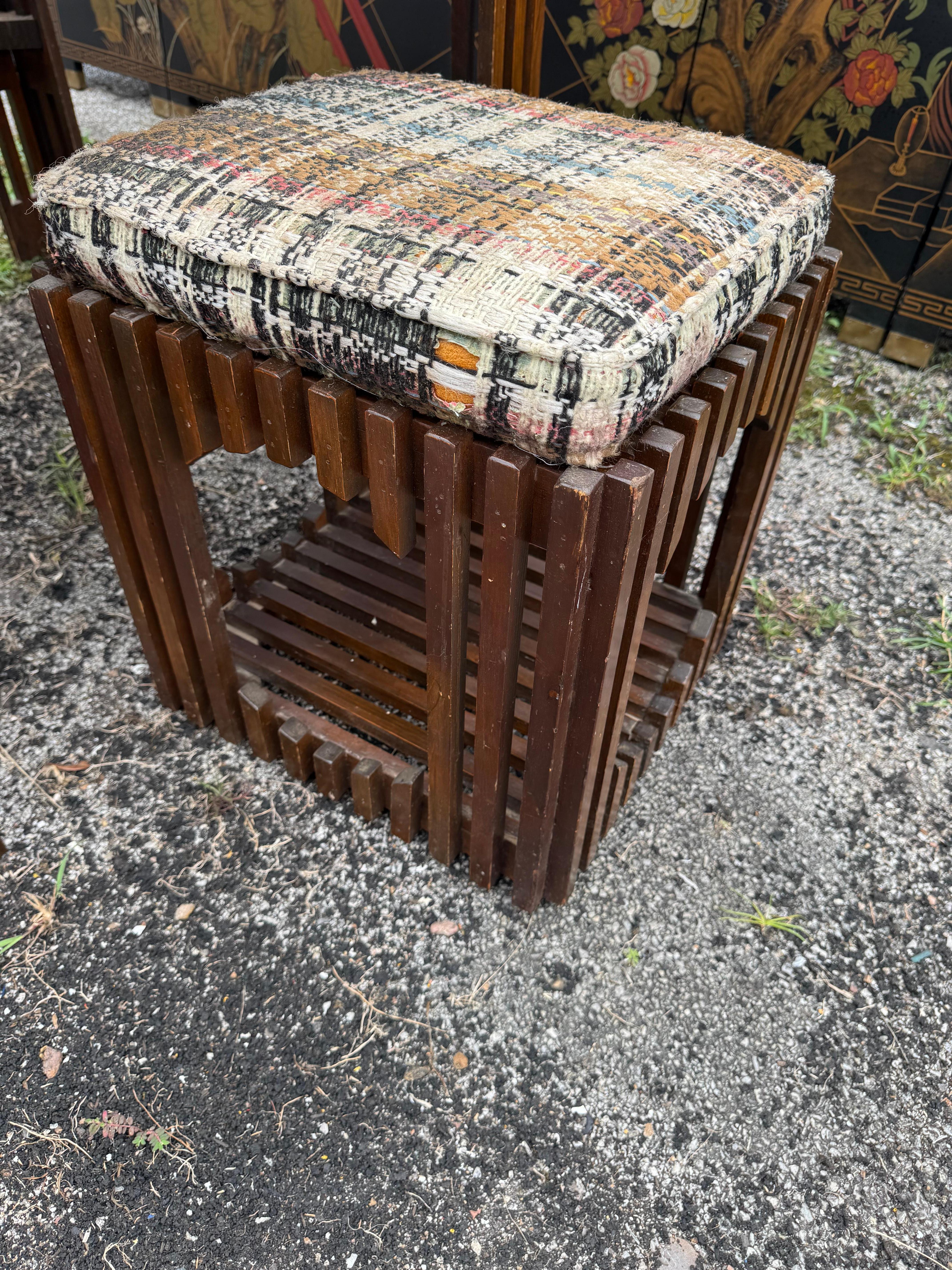 Mesa de comedor y taburetes de tablero de listones de mediados de siglo en Bueno estado para la venta en Pasadena, TX