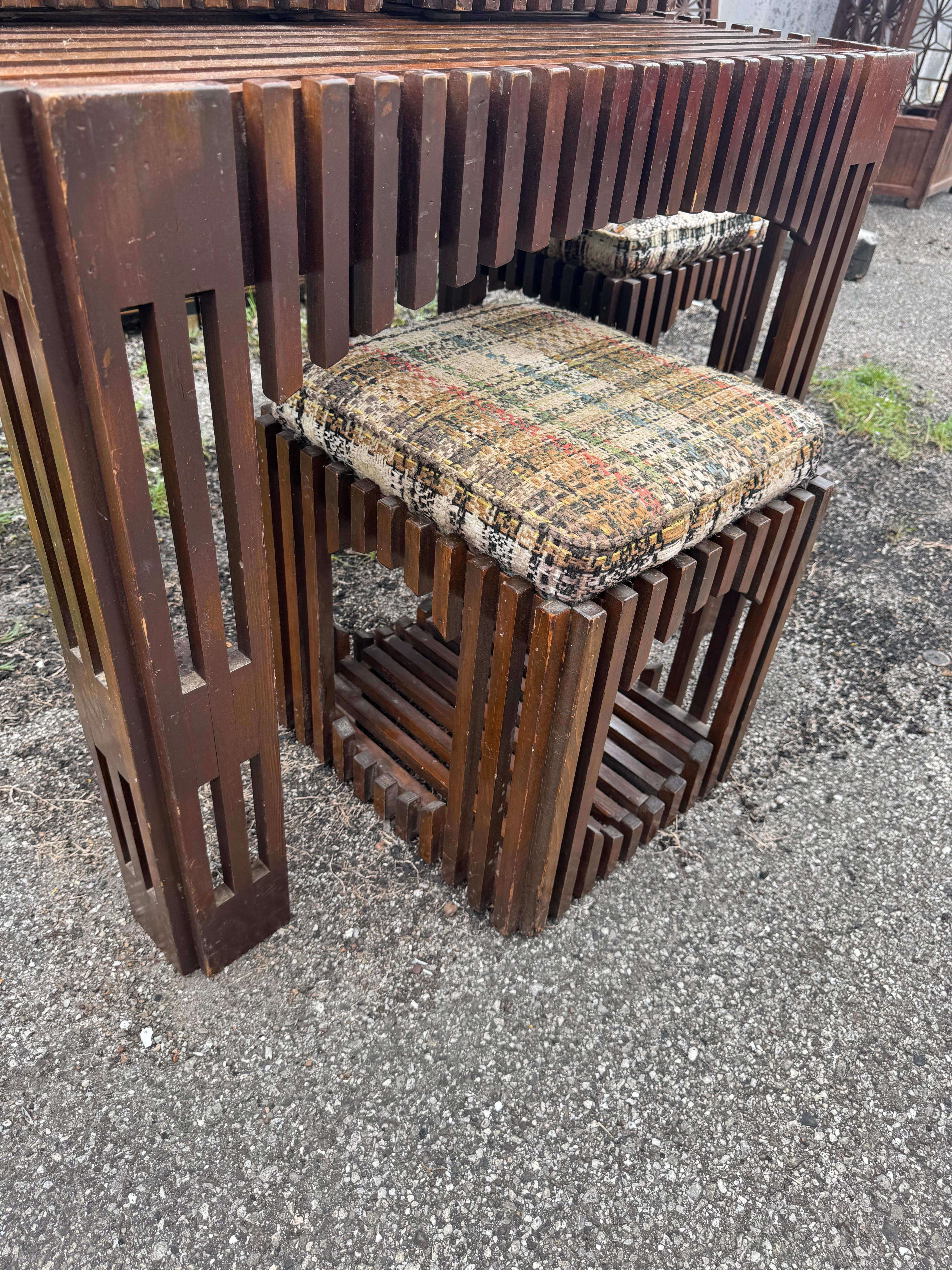 Mesa de comedor y taburetes de tablero de listones de mediados de siglo siglo XX en venta