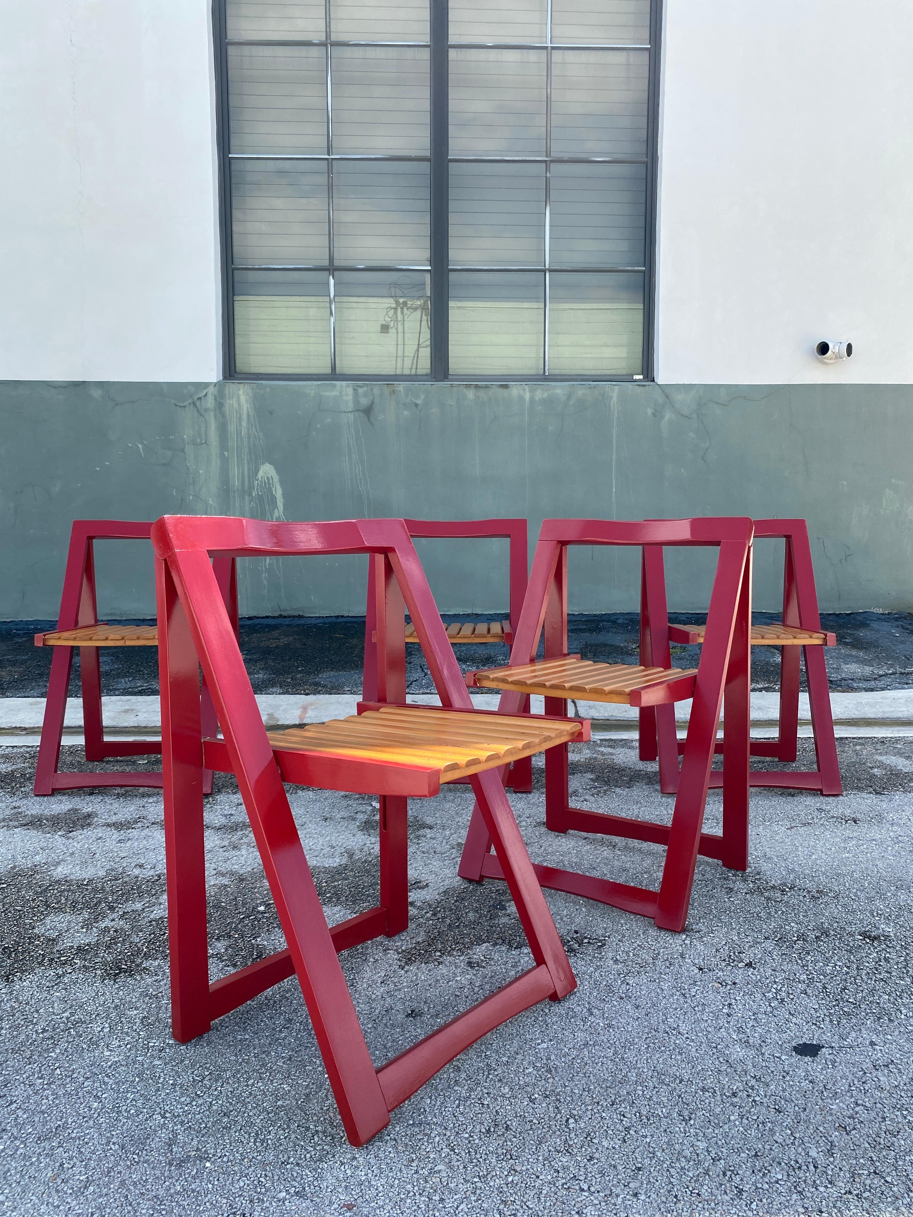 Vintage wooden red folding chairs, 1960s.
Fold completely flat for the ultimate in space-saving options.
They are in very good vintage condition, the mechanisms work as they should and the joints are solid and sturdy.

Measures: 18