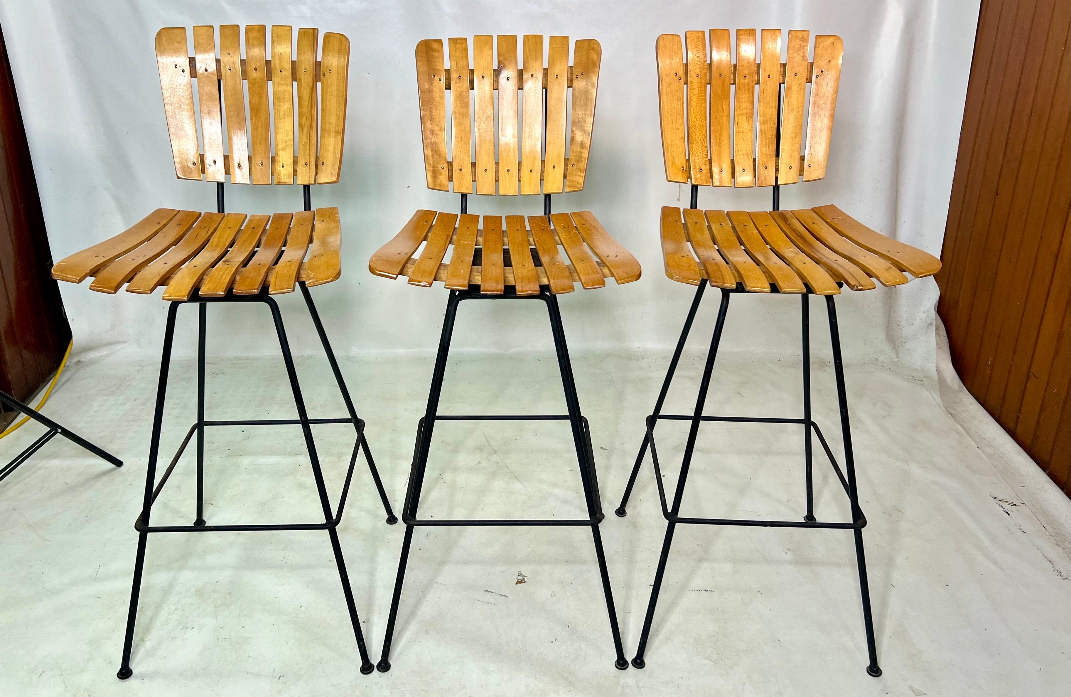 Voici un superbe trio de tabourets de bar Arthur Umanoff ! Fabriqués en fonte durable, ces tabourets sont dotés d'une belle assise en lattes de bois. De plus, ils sont dotés d'une fonction pivotante pratique pour plus de confort et de style.