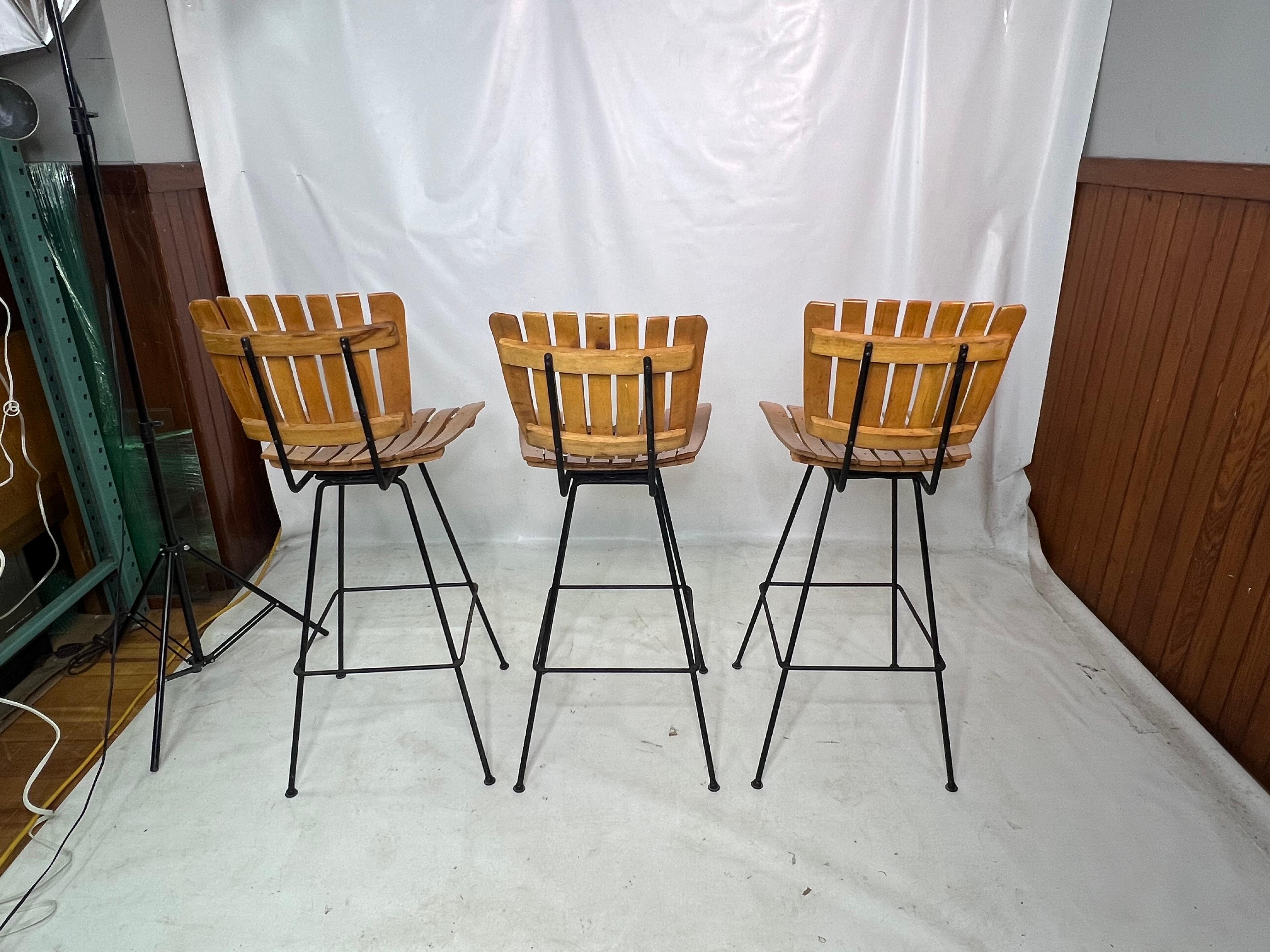 Tabourets de bar Arthur Umanoff à lattes du milieu du siècle dernier - Lot de 3 en vente 1