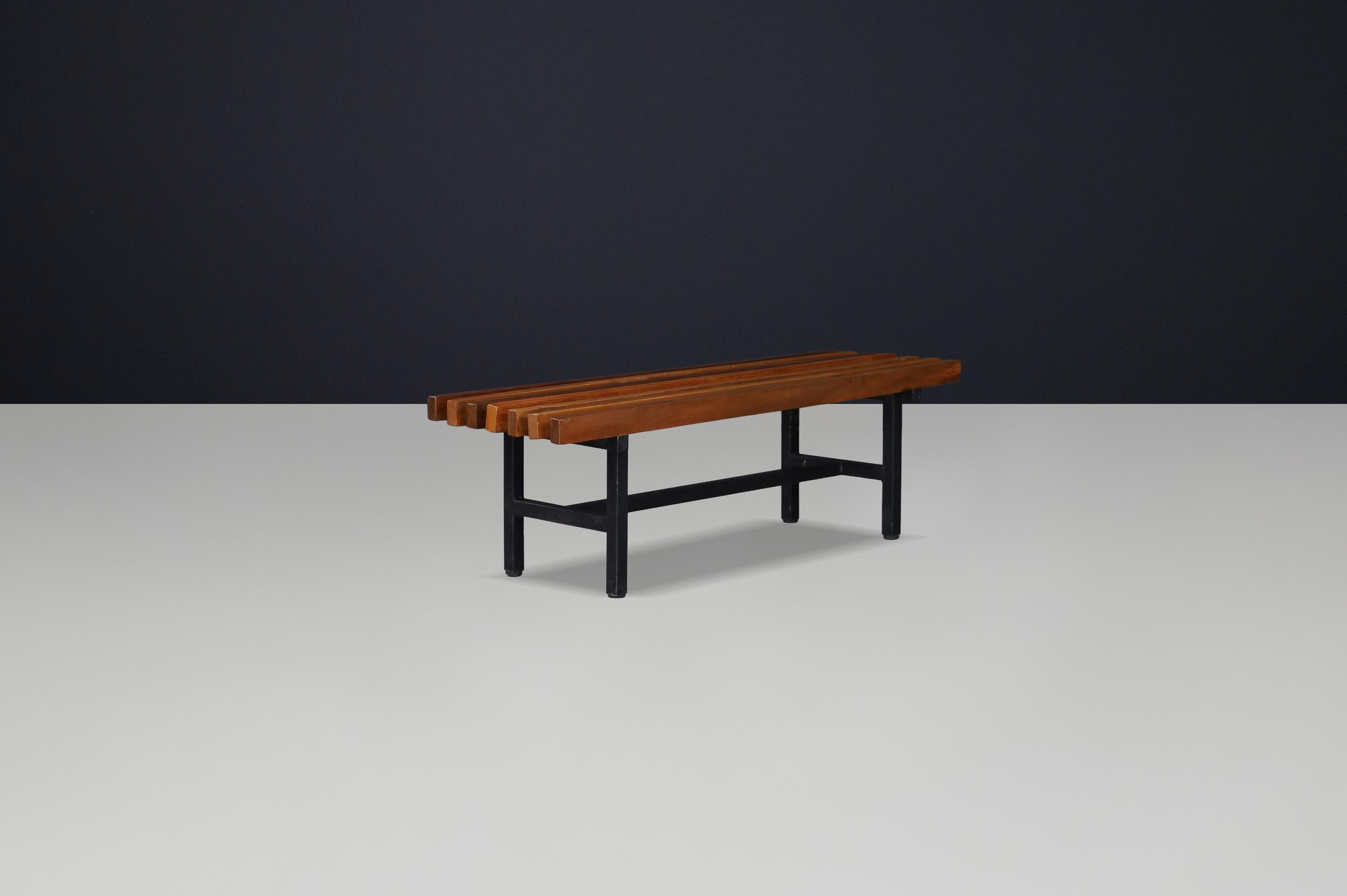 Mid-Century Slatted Teak and Metal Frame Bench, Italy, 1960s Four available. Italiano en venta