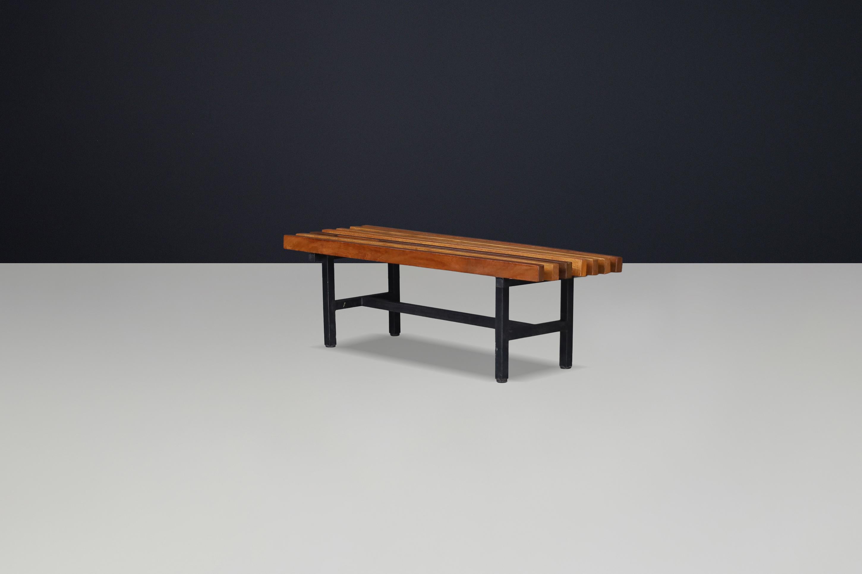 Mid-Century Slatted Teak and Metal Frame Bench, Italy, 1960s Four available. siglo XX en venta