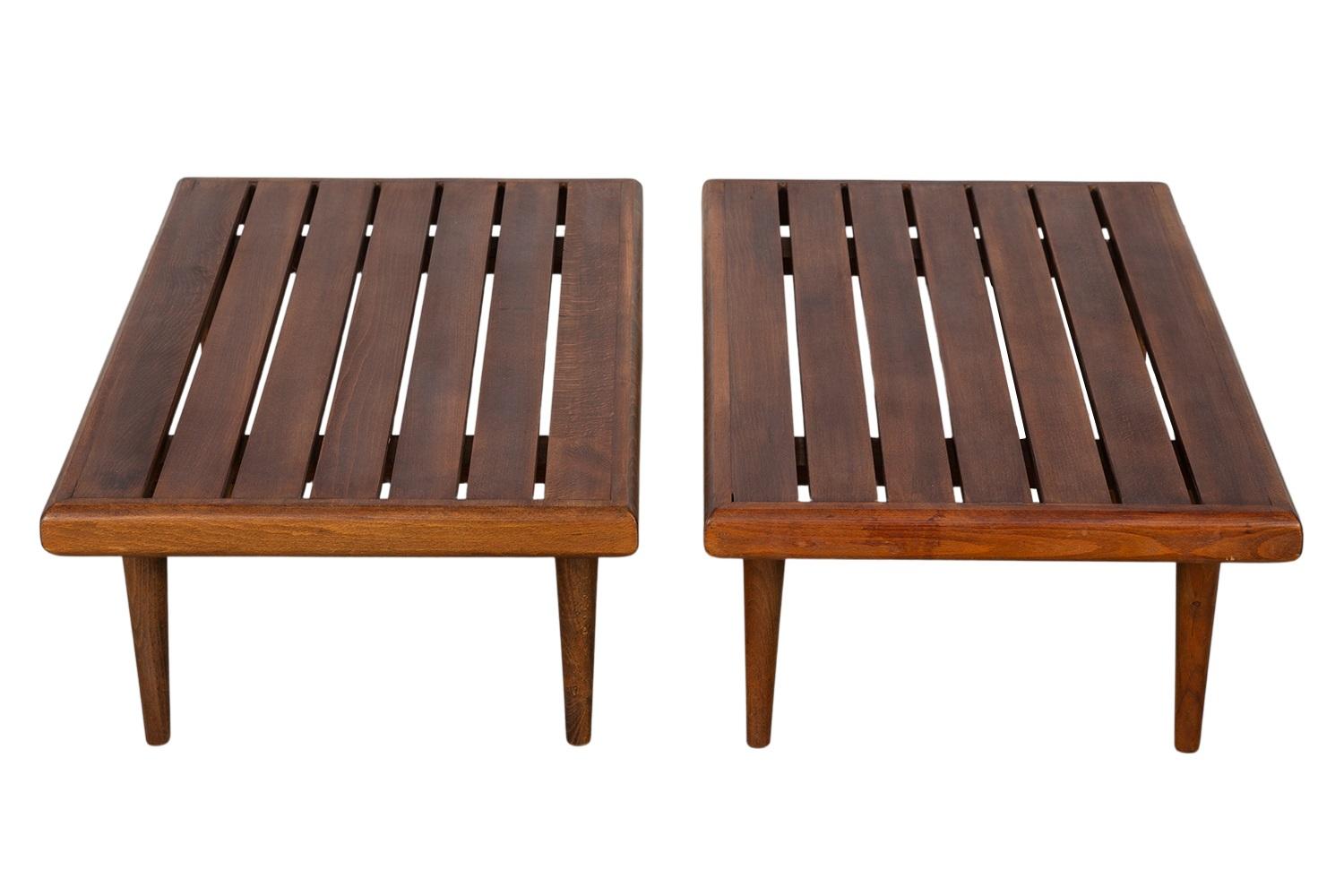 Una coppia di incredibili panche a doghe in stile George Nelson, in stile Mid-Century Modern, tavolini. Tavoli / panche in legno a doghe classiche.  Tutti eccezionalmente ben fatti. Presenta un piano a doghe, linee pulite e gambe che si