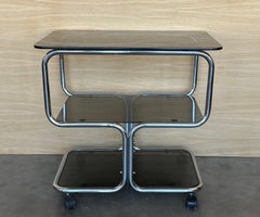 Elegante carro de bebidas italiano de mediados de siglo, cromado y de cristal, de tres pisos y con ruedas