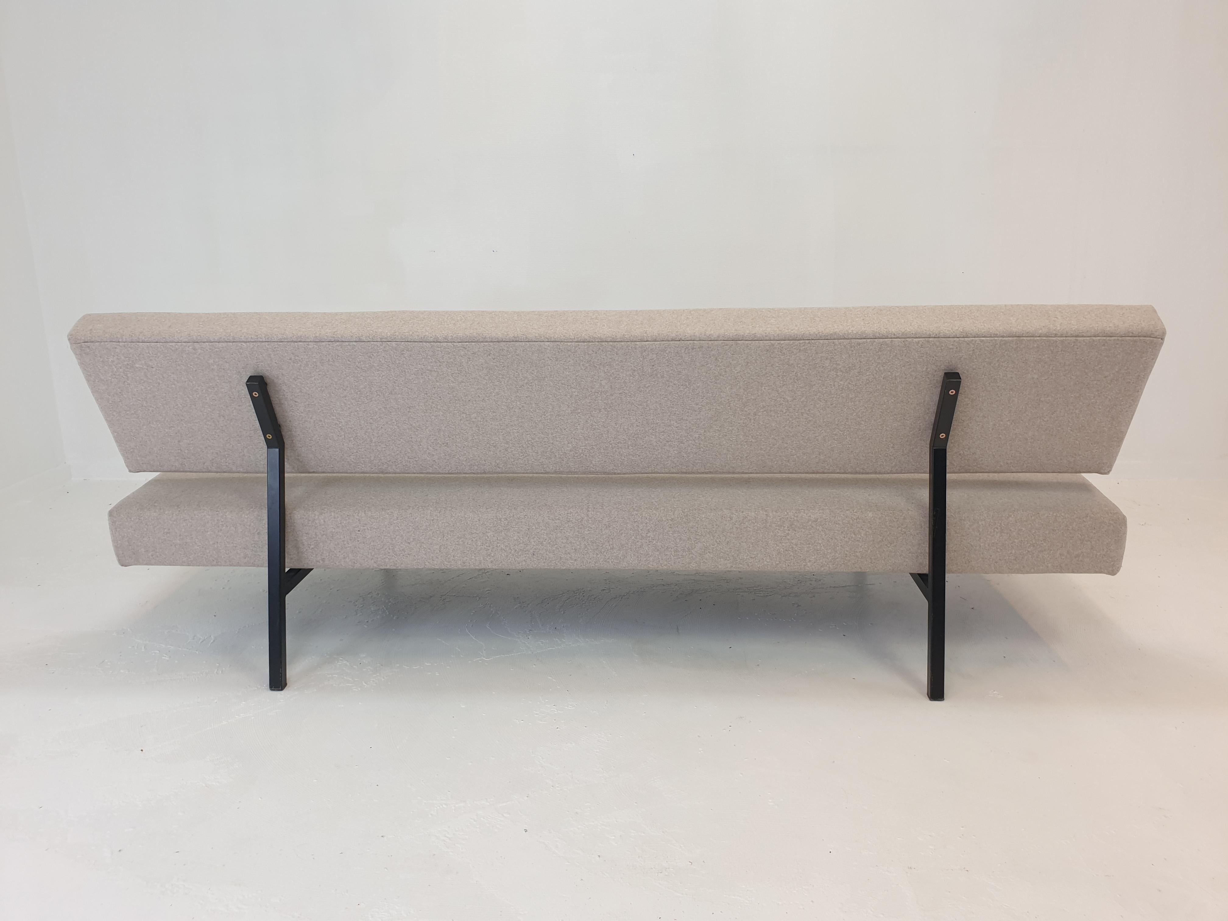 Mid Century Sleeping Sofa by Martin Visser for 't Spectrum, 1960s For Sale 11