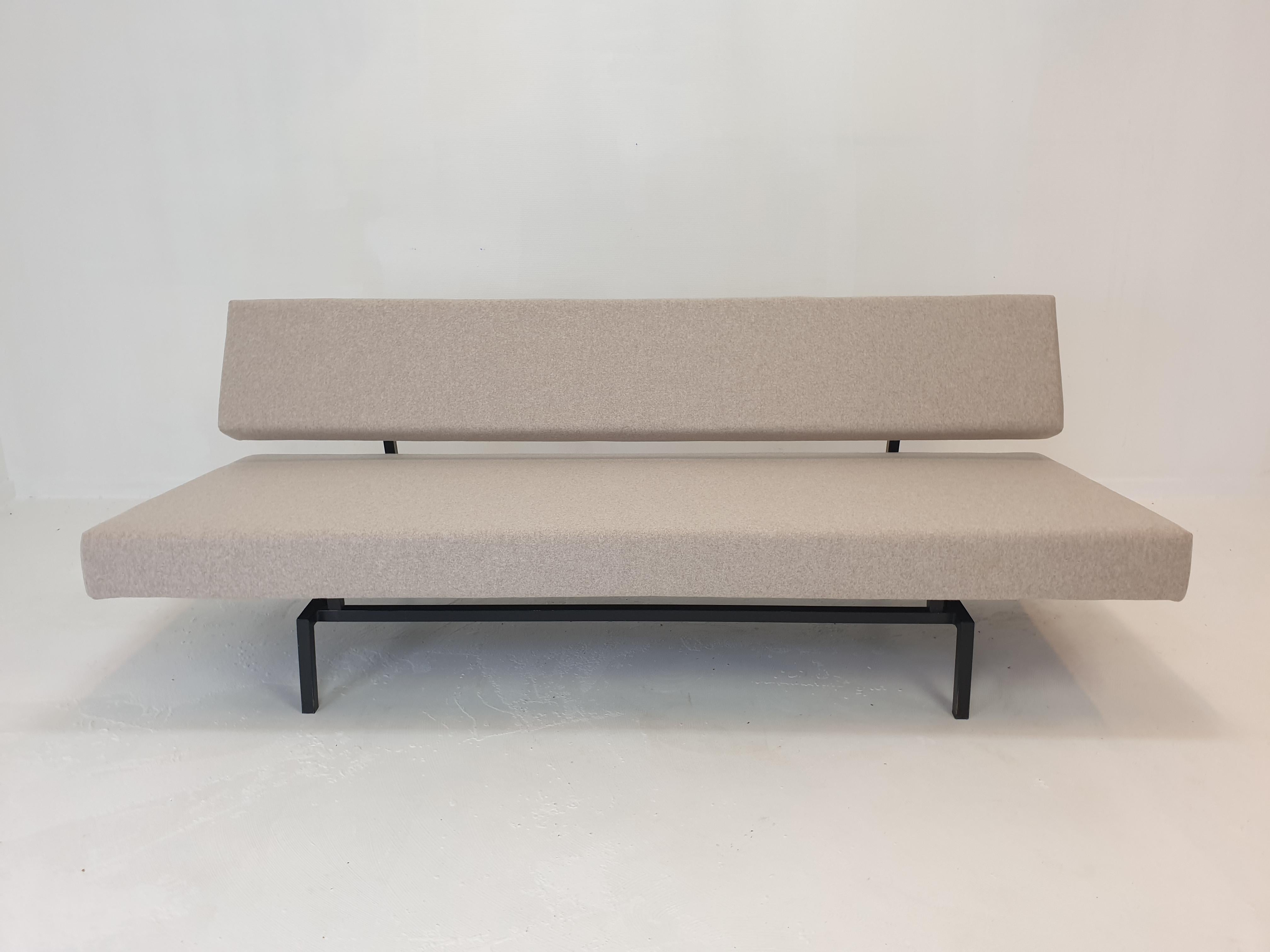 Sleeping sofa, designed by the famous Martin Visser in the 60's. 
Fabricated by 't Spectrum, The Netherlands. 

Simple high quality metal structure with maximum comfort. 

Just restored with new foam and new high quality Kvadrat 100% wool
