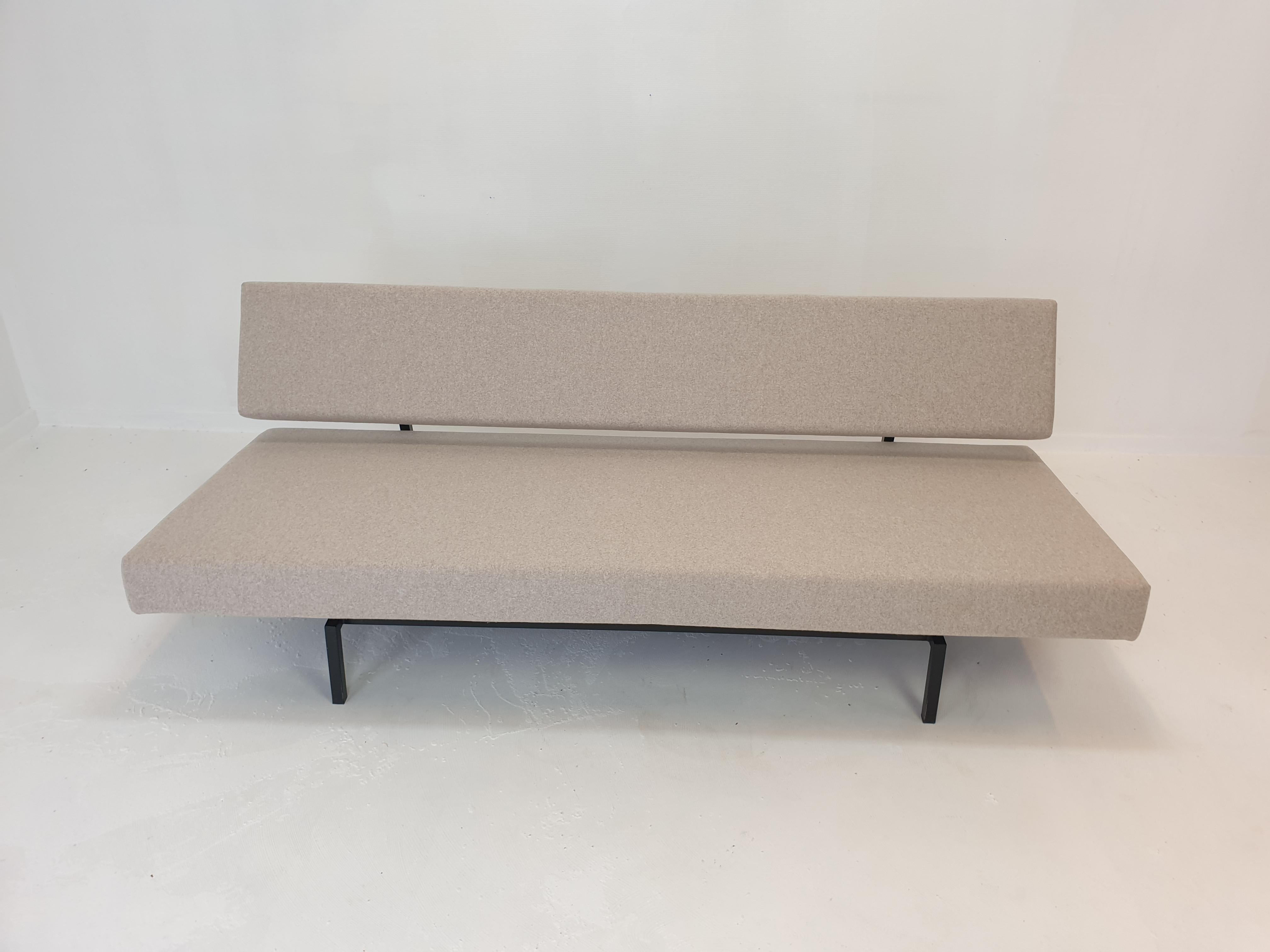 Mid Century Sleeping Sofa by Martin Visser for 't Spectrum, 1960s In Good Condition For Sale In Oud Beijerland, NL
