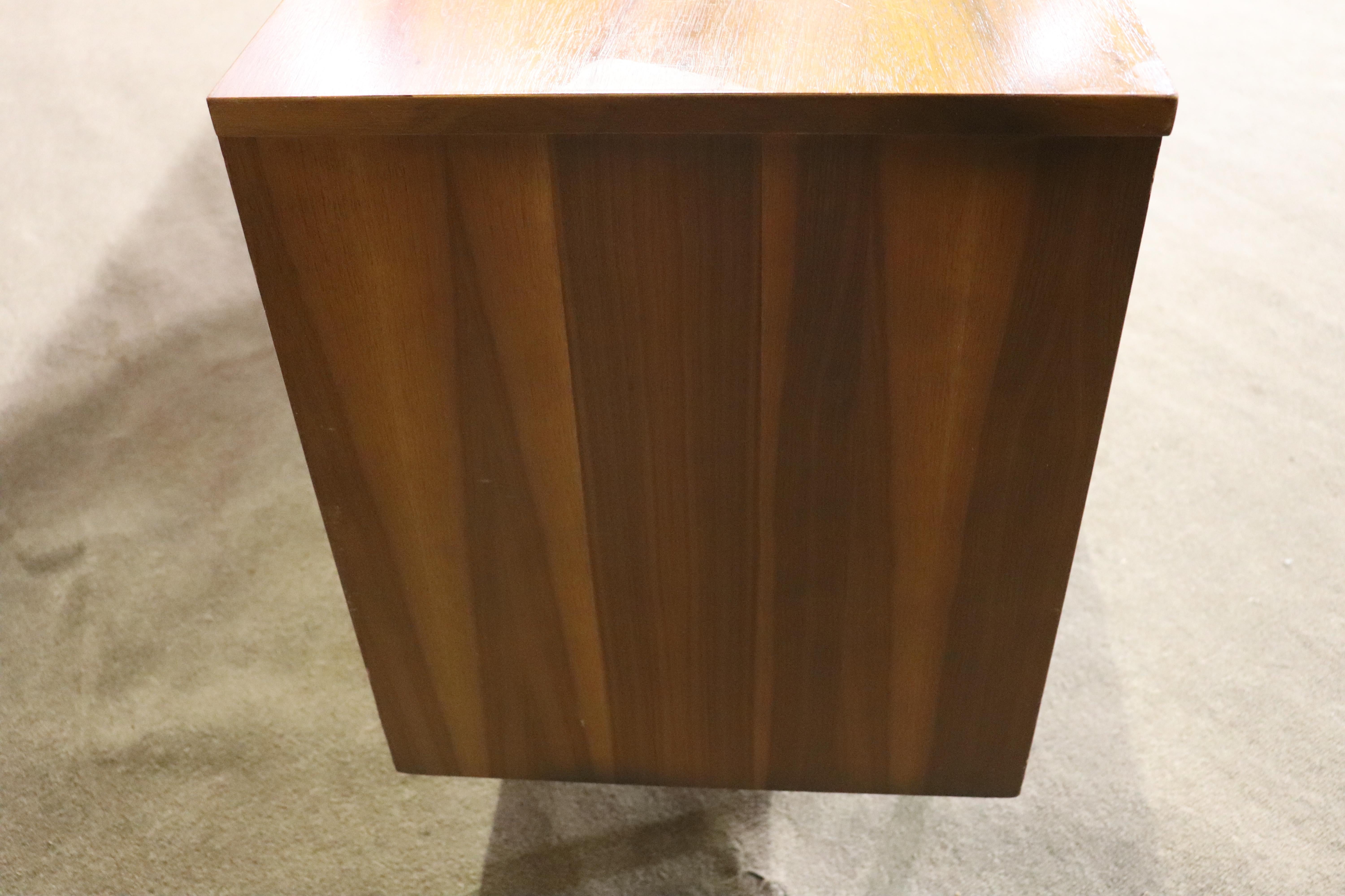 Mid-Century Sliding Door Dresser For Sale 4