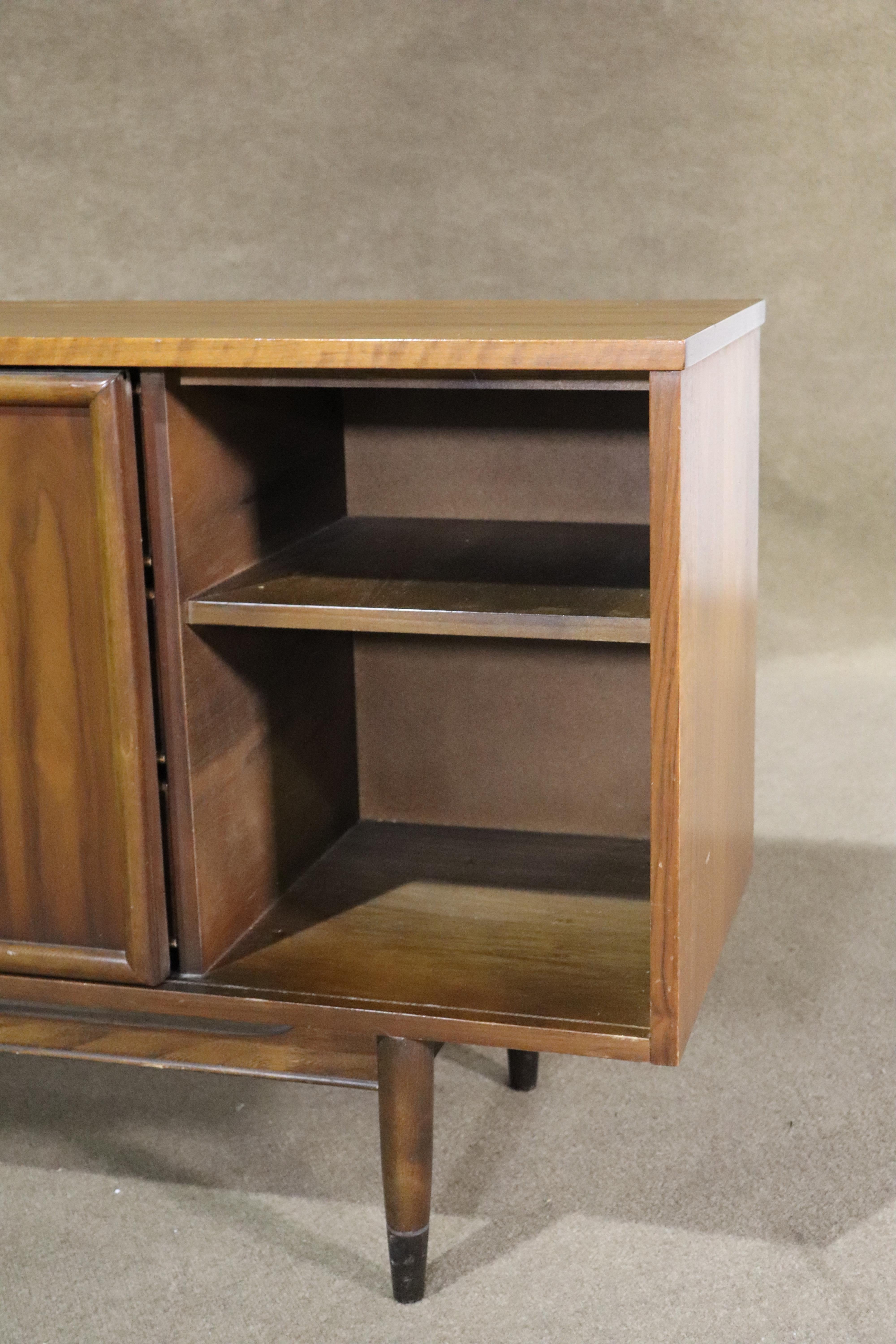 Mid-Century Sliding Door Dresser For Sale 5