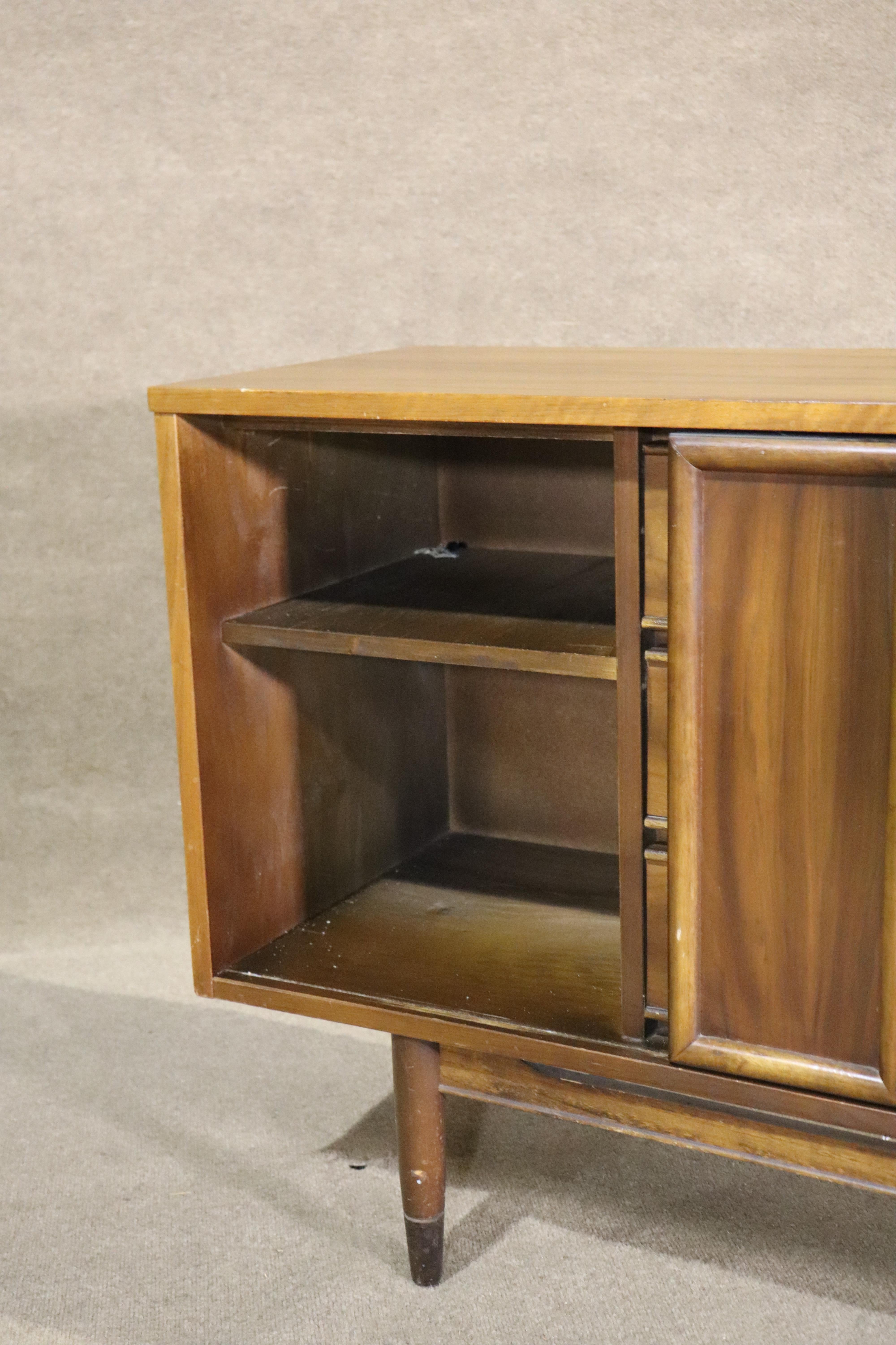 Mid-Century Sliding Door Dresser For Sale 6