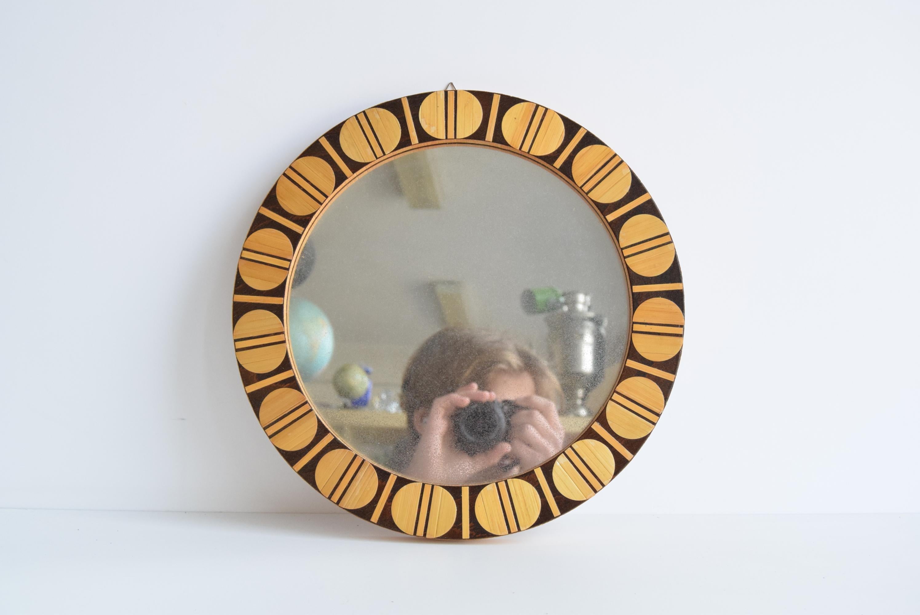 Miroir mural slovaque du milieu du siècle, datant de 1970, avec un design rétro unique, le cadre est en placage collé avec un motif élégant, le placage et le miroir sont patinés et présentent des signes d'utilisation. Parfait pour compléter avec