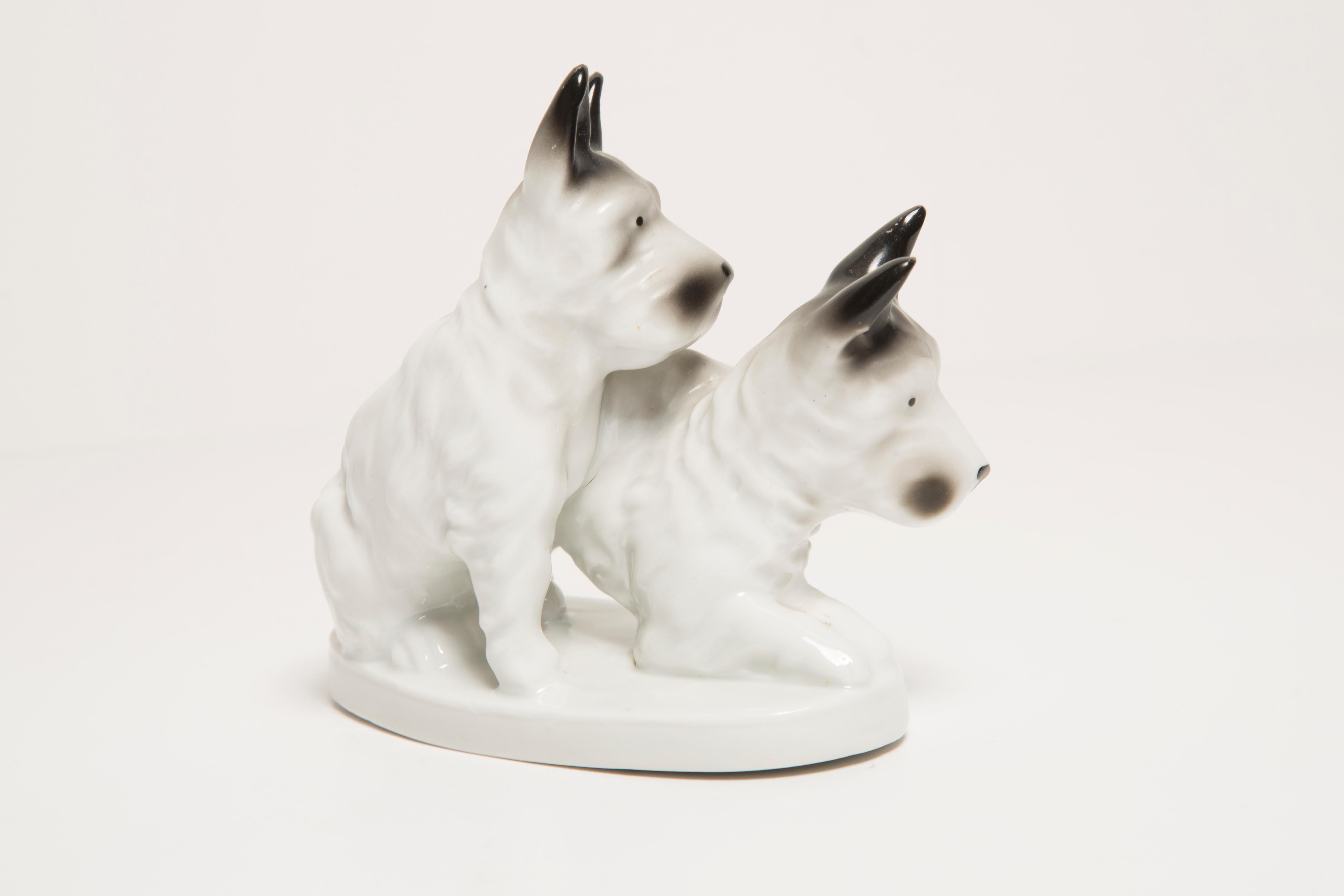 Kleine schwarz-weiße Terrierhunde-Skulptur aus der Mitte des Jahrhunderts, Italien, 1960er Jahre (Handbemalt) im Angebot