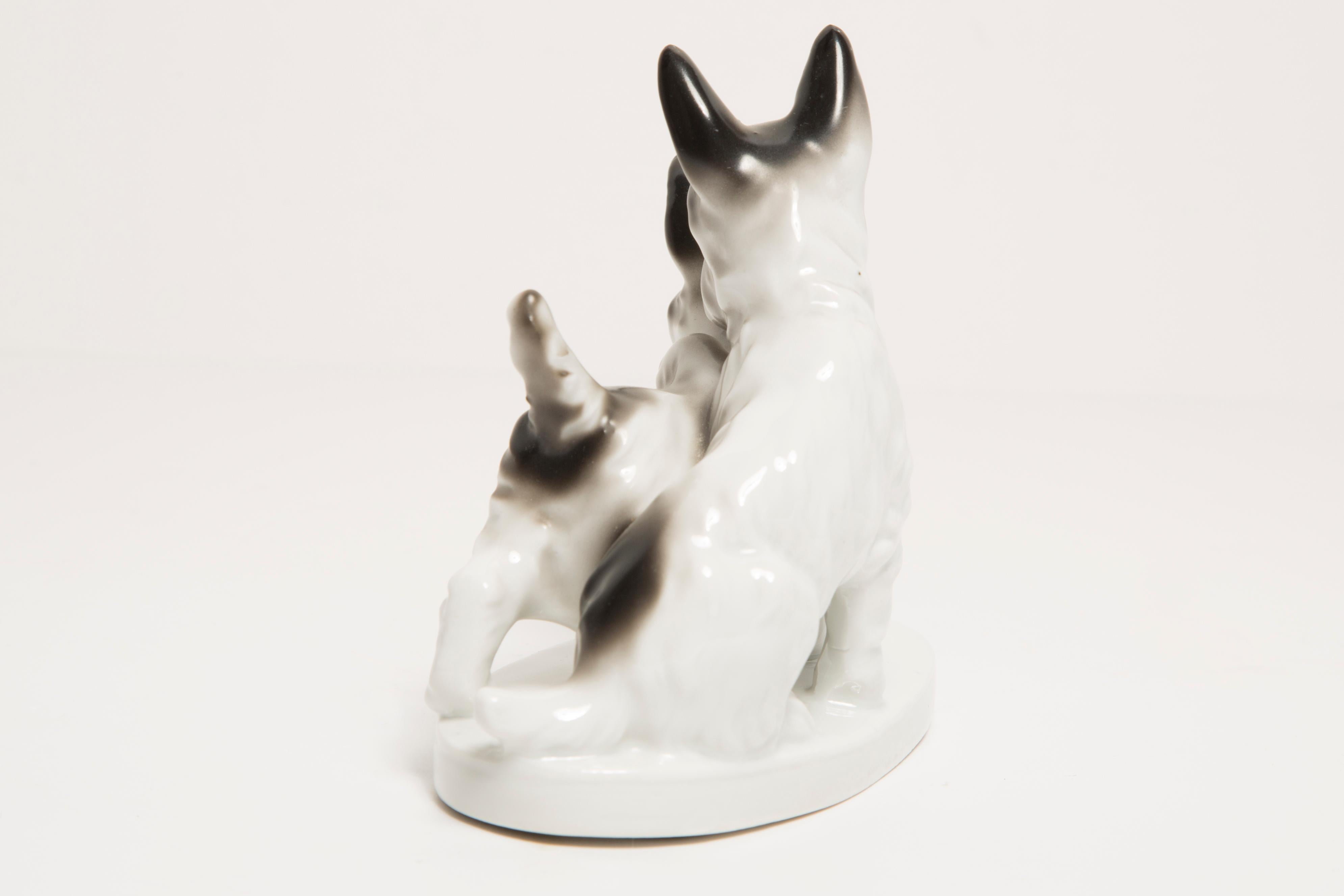 Kleine schwarz-weiße Terrierhunde-Skulptur aus der Mitte des Jahrhunderts, Italien, 1960er Jahre (20. Jahrhundert) im Angebot