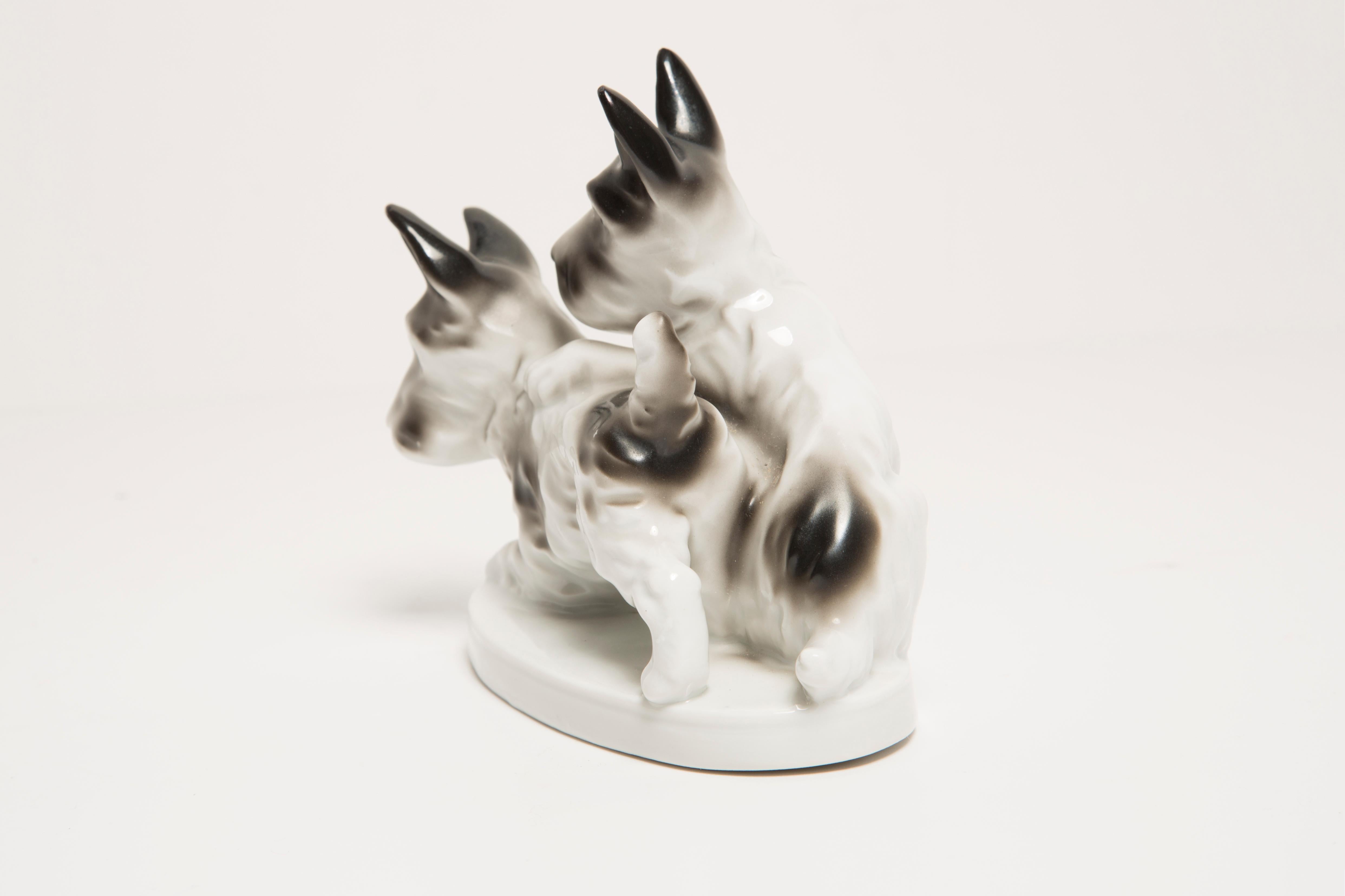 Kleine schwarz-weiße Terrierhunde-Skulptur aus der Mitte des Jahrhunderts, Italien, 1960er Jahre (Keramik) im Angebot
